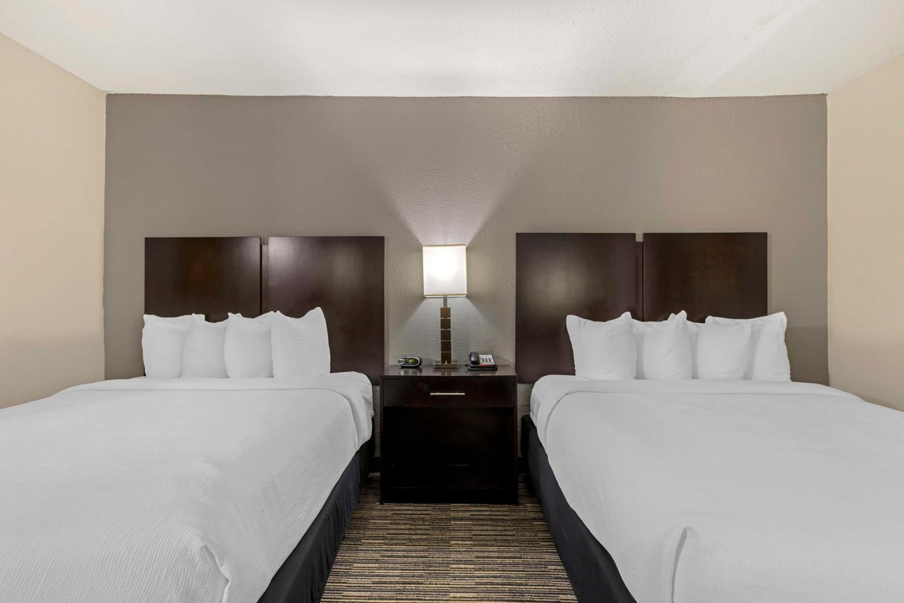 Queen Room with Two Queen Beds - Non-Smoking - Photo 2