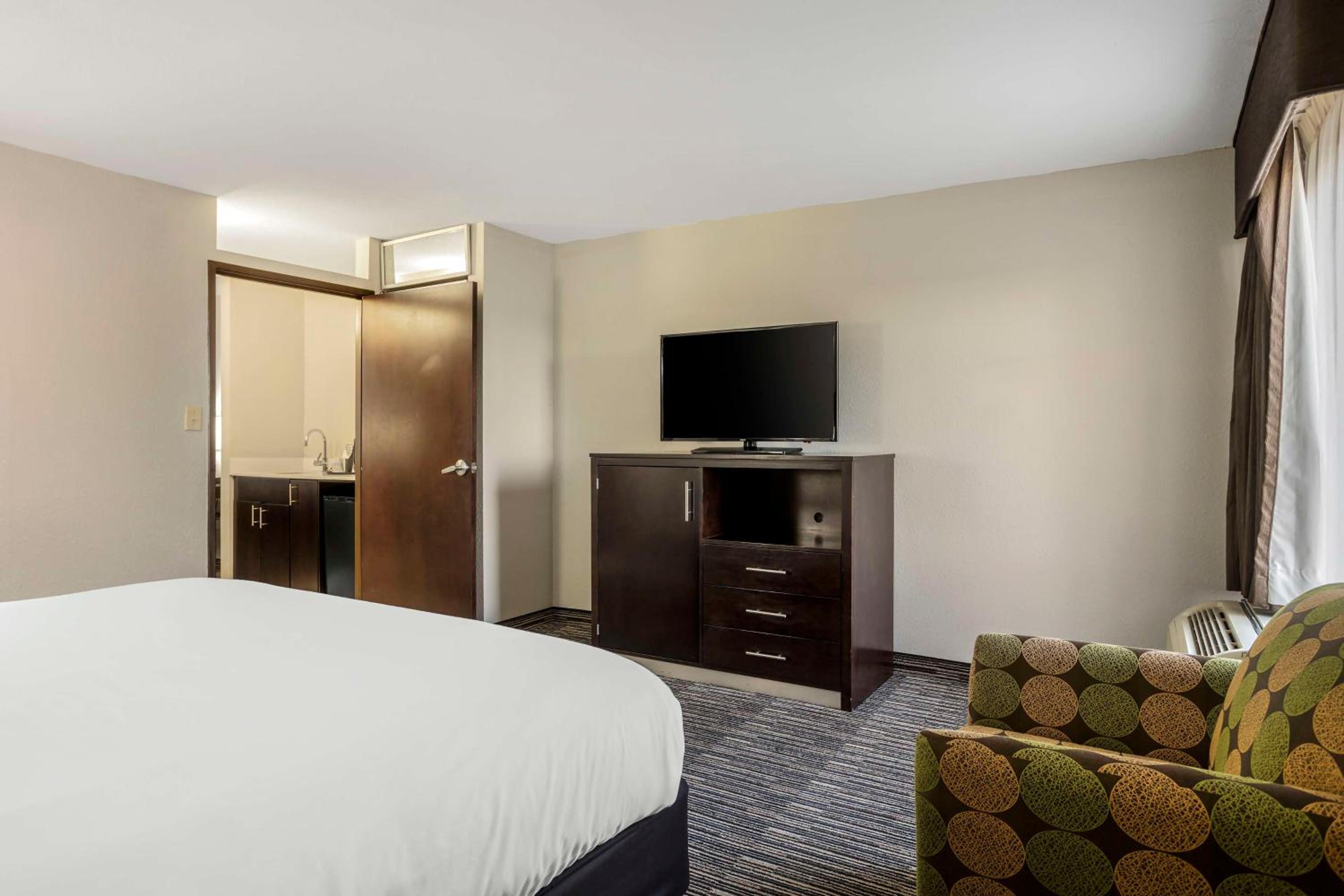 King Suite - Non-Smoking - Photo 2
