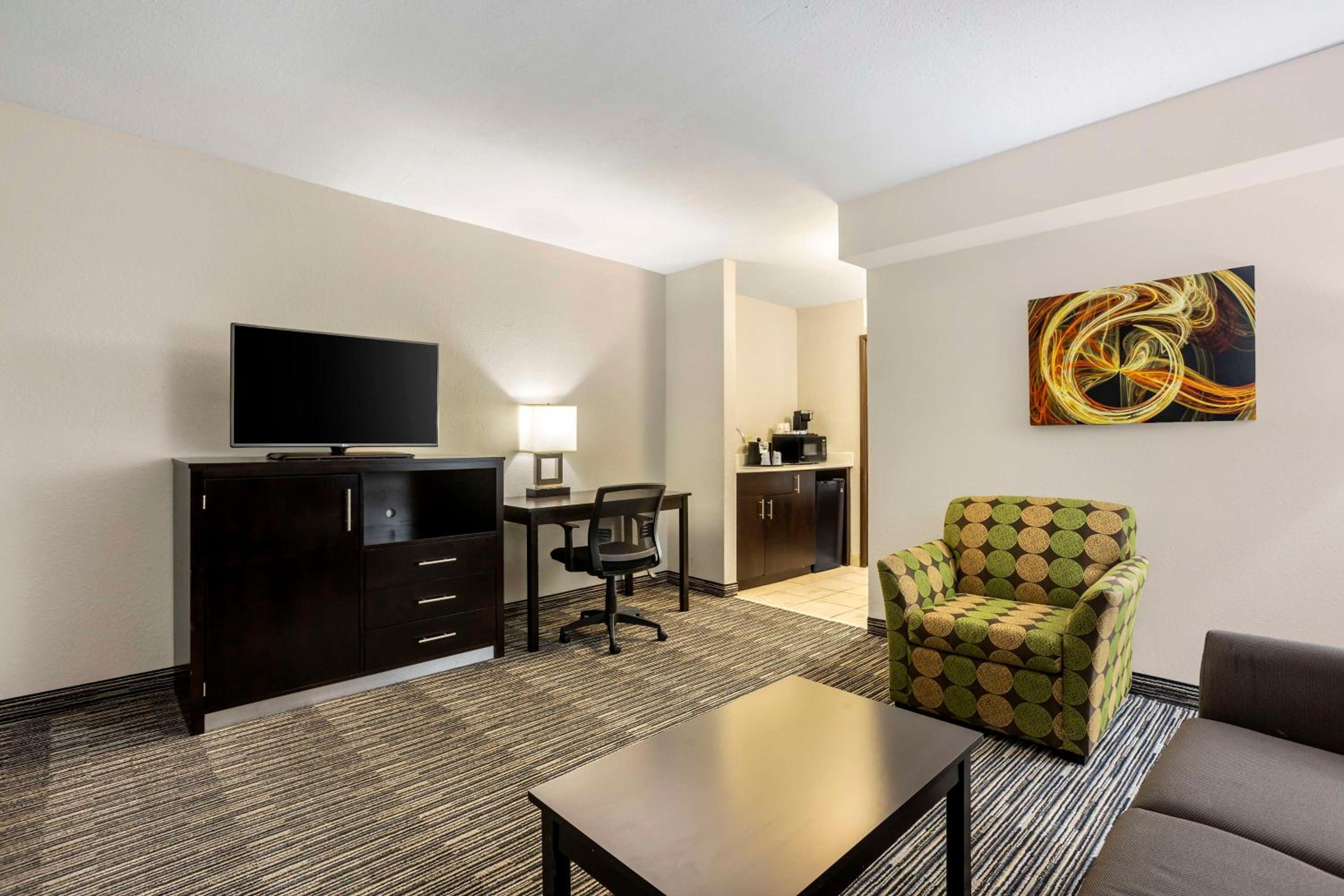 King Suite - Non-Smoking - Photo 4