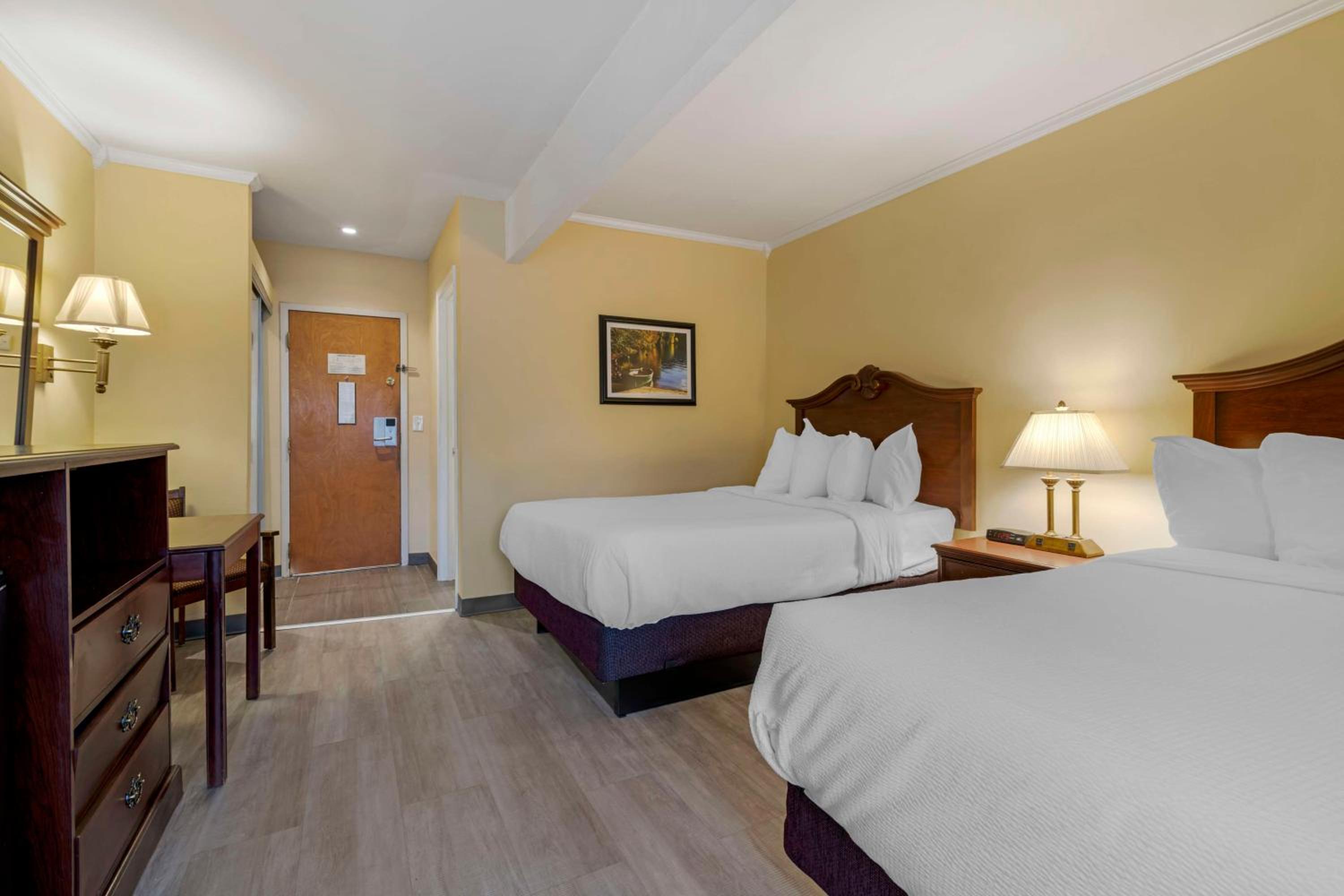 Room with Two Double Beds - Non-Smoking - Photo 9