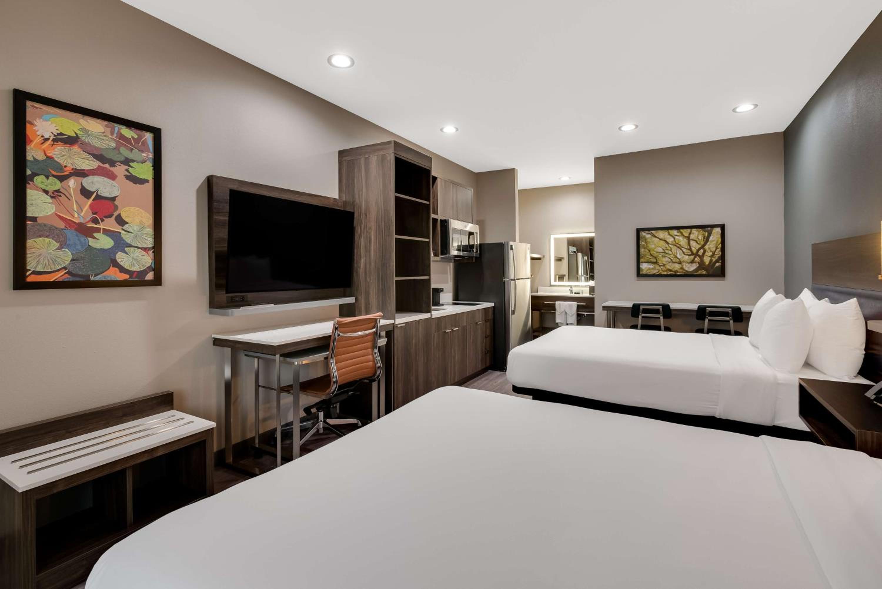 Queen Suite with Two Queen Beds - Kitchenette/Non-Smoking - Photo 1