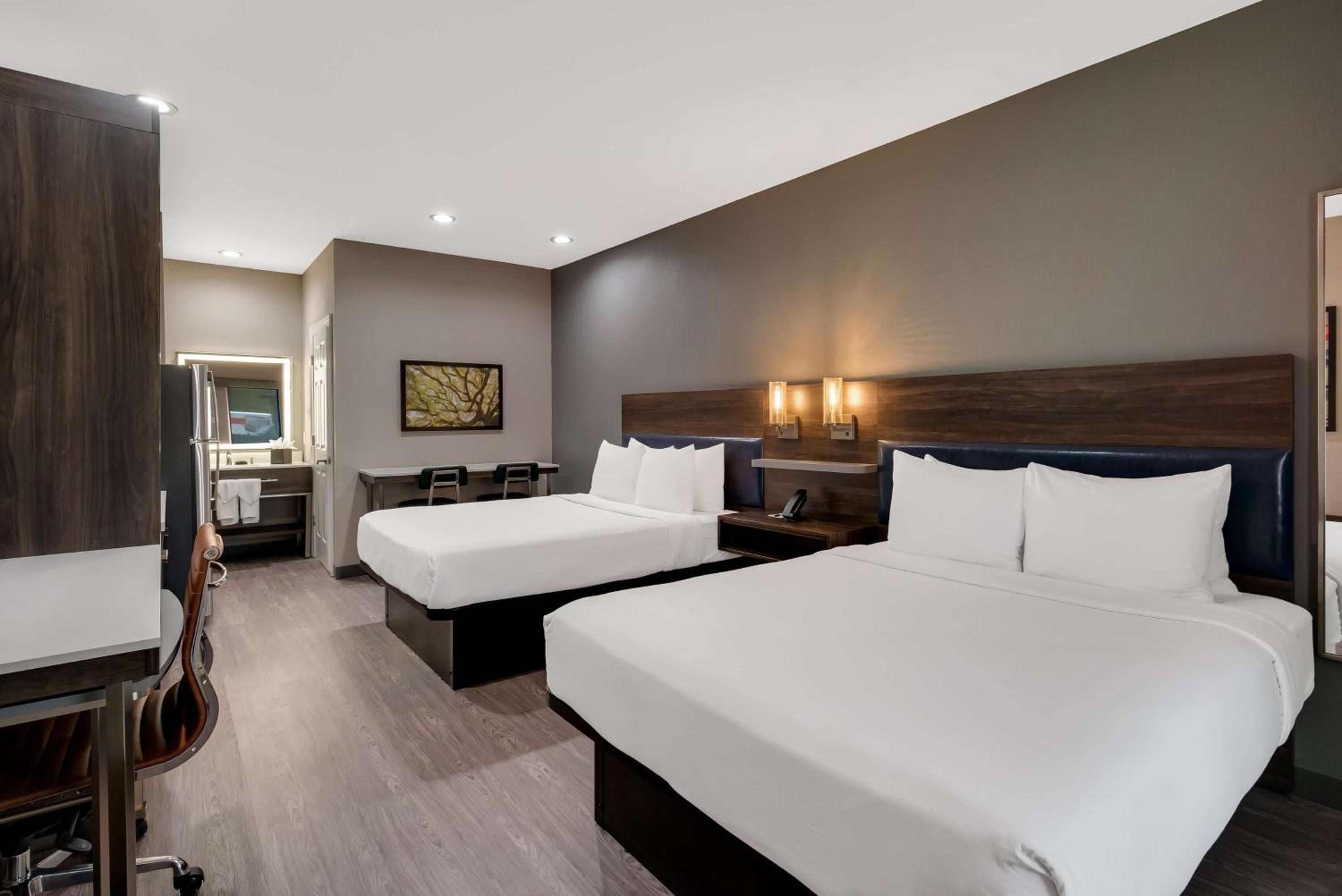 Queen Suite with Two Queen Beds - Kitchenette/Non-Smoking - Photo 2
