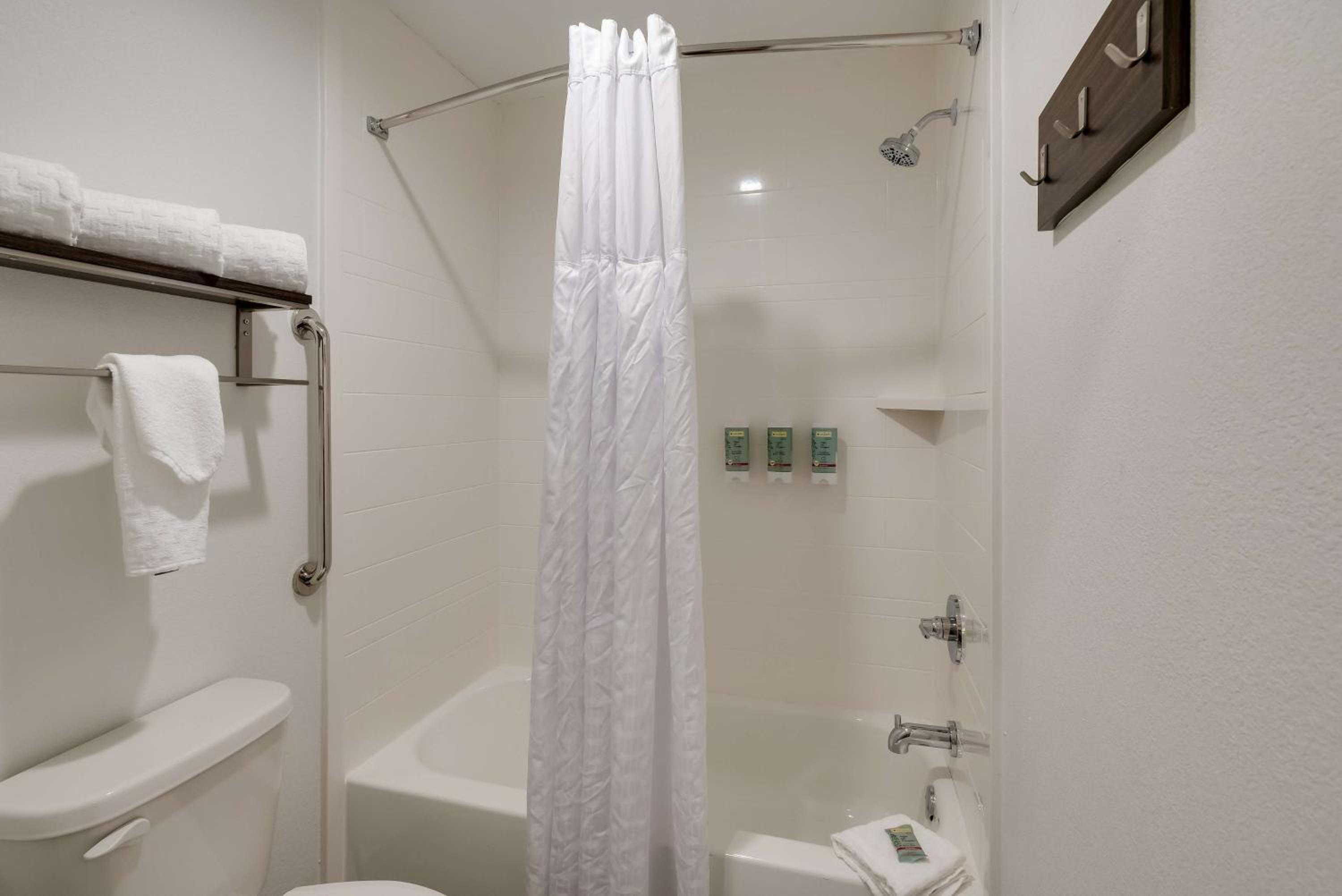 Queen Suite with Two Queen Beds - Kitchenette/Non-Smoking - Photo 3