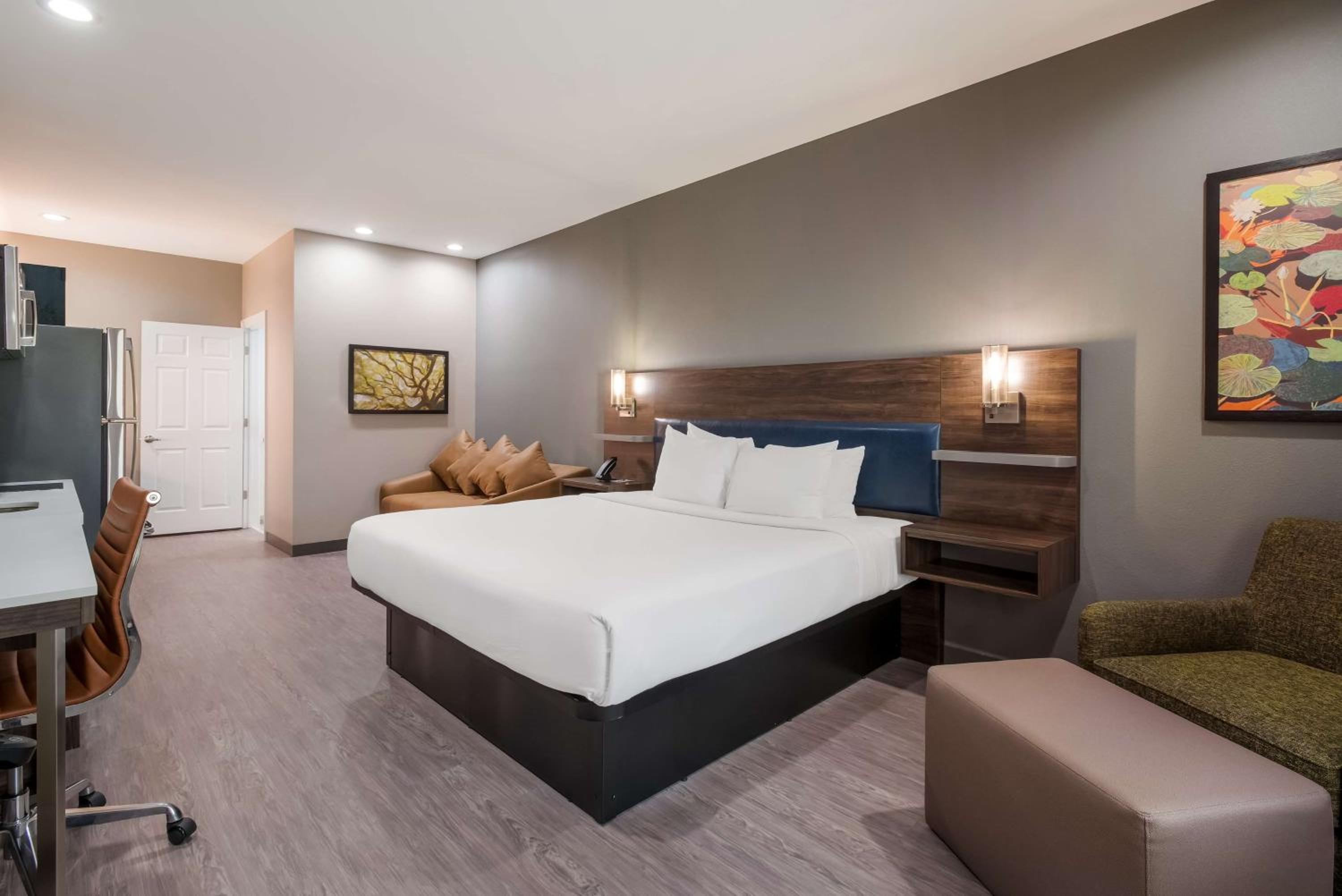 King Suite with Kitchenette - Photo 1