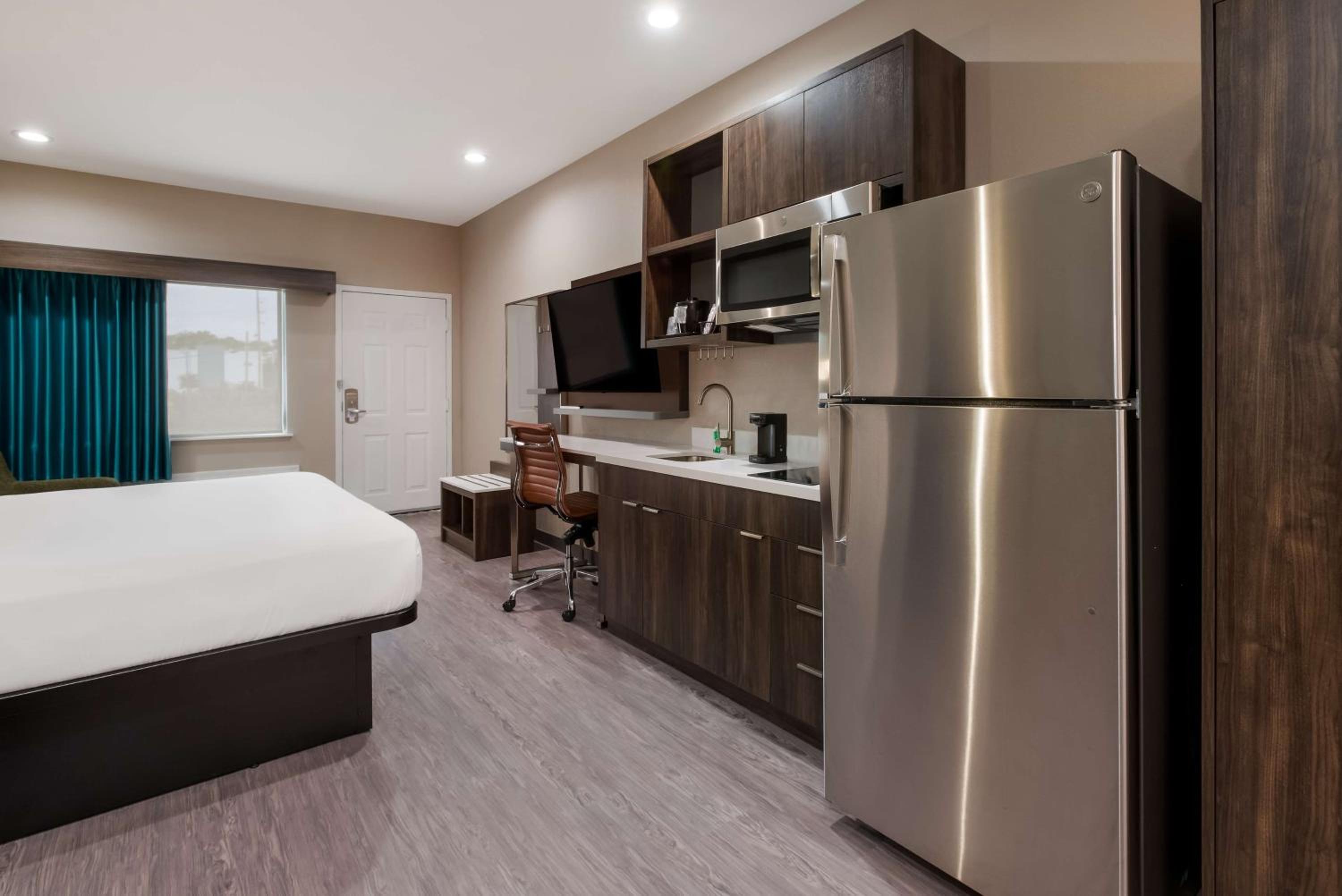 King Suite with Kitchenette - Photo 4