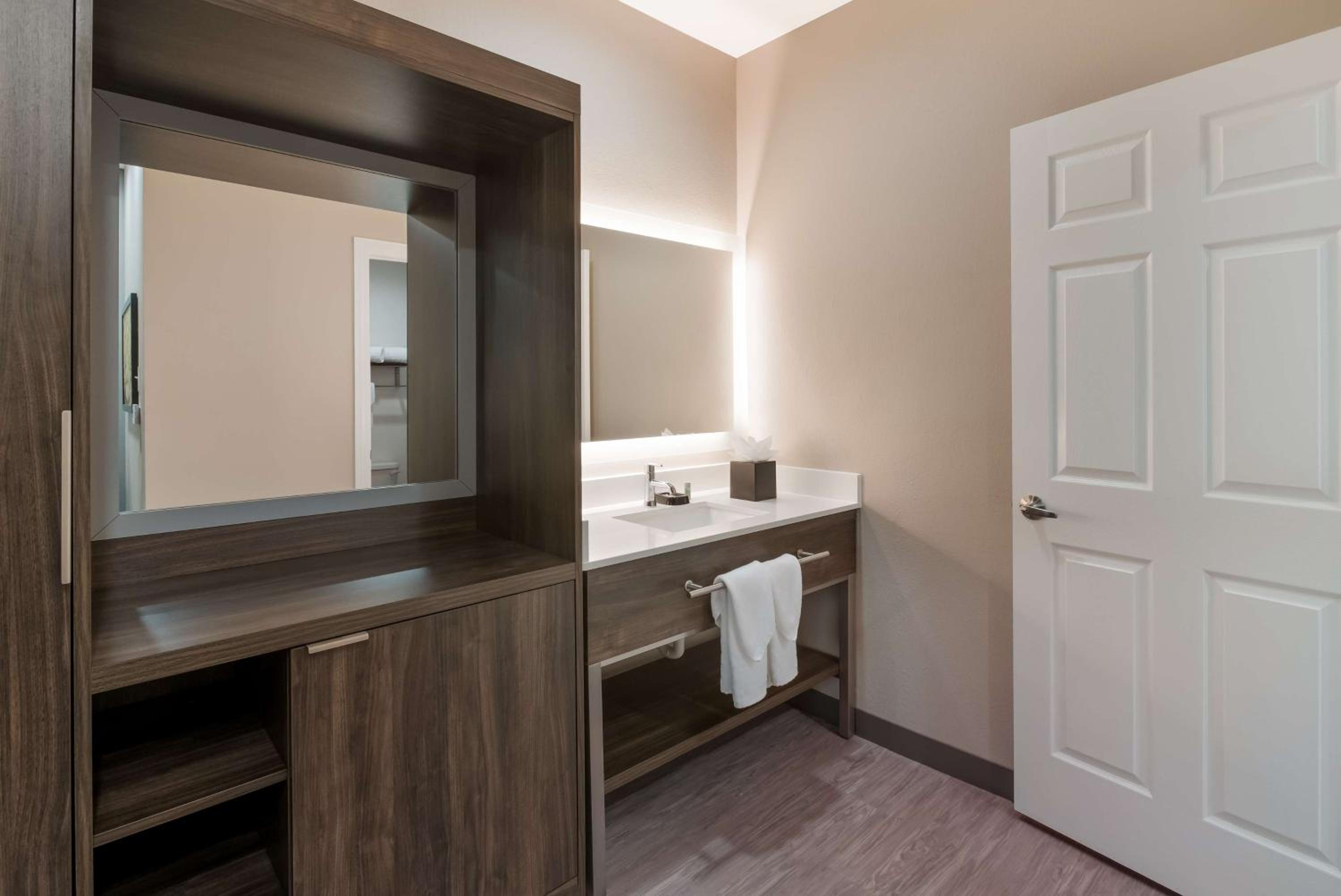 King Suite with Kitchenette - Photo 2