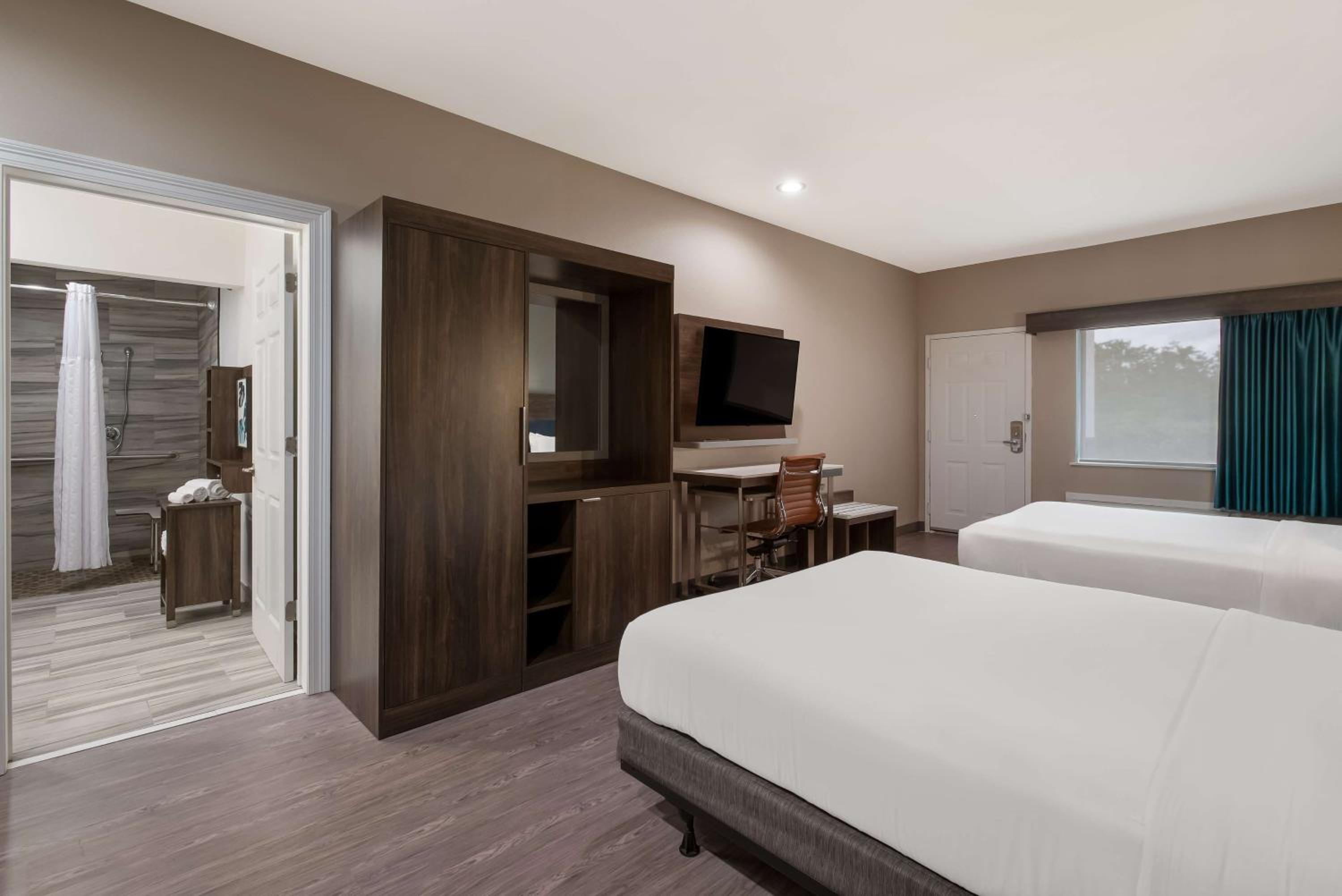 Queen Suite with Two Queen Beds and Roll-In Shower - Mobility Accessible/Kitchenette/Non-Smoking - Photo 2