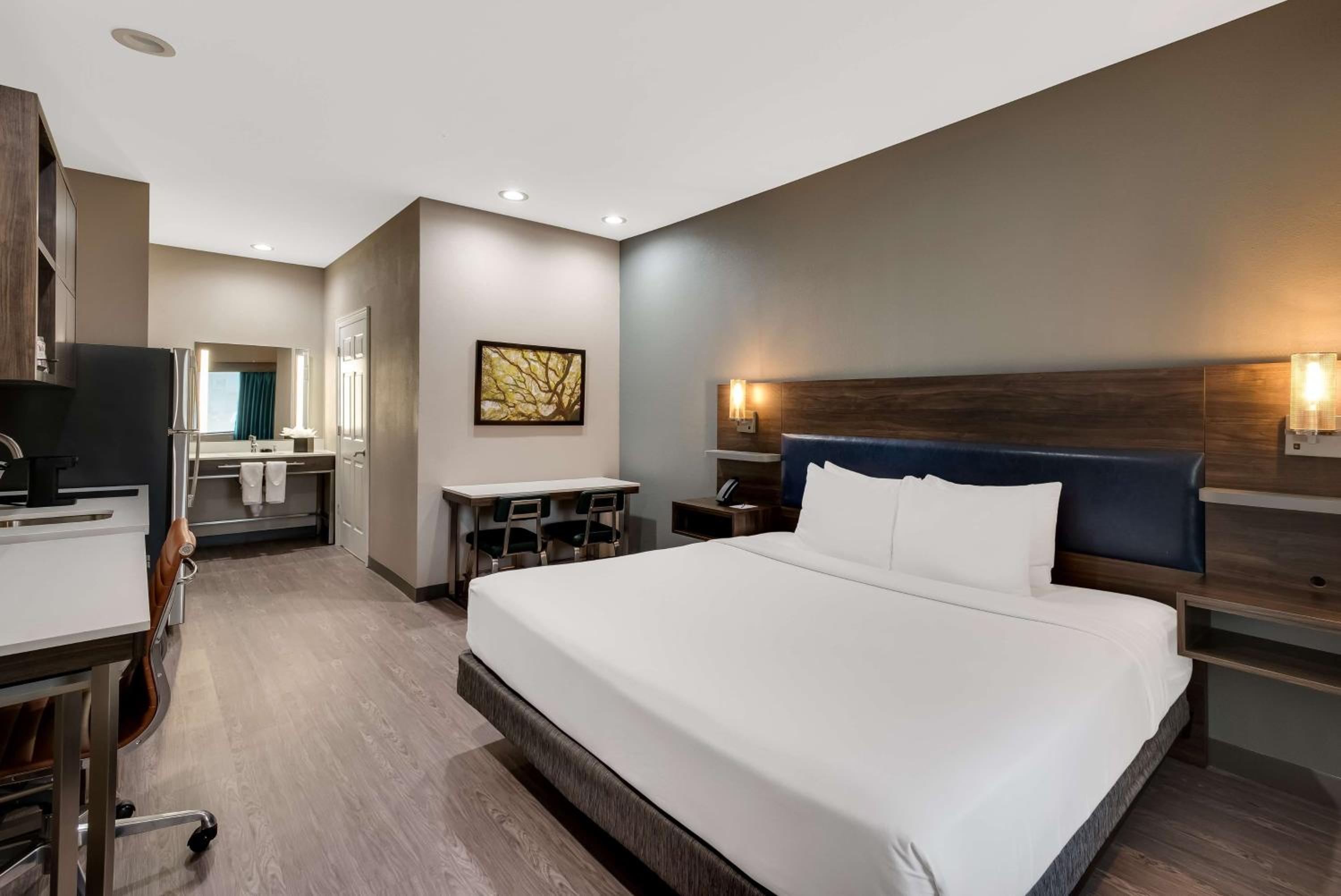 King Suite with Bath Tub and Kitchenette - Disability/Non-Smoking - Photo 1