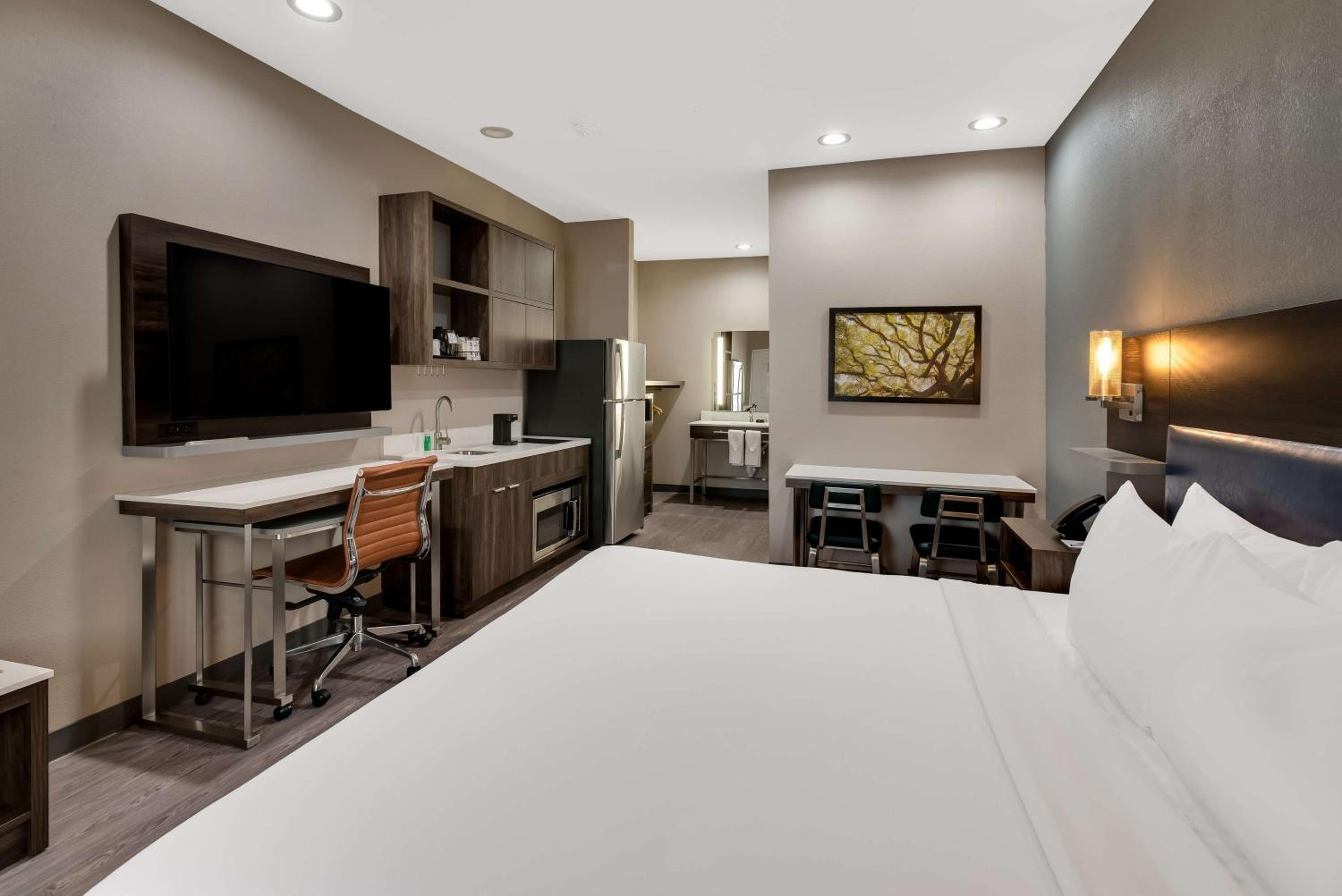 King Suite with Bath Tub and Kitchenette - Disability/Non-Smoking - Photo 2