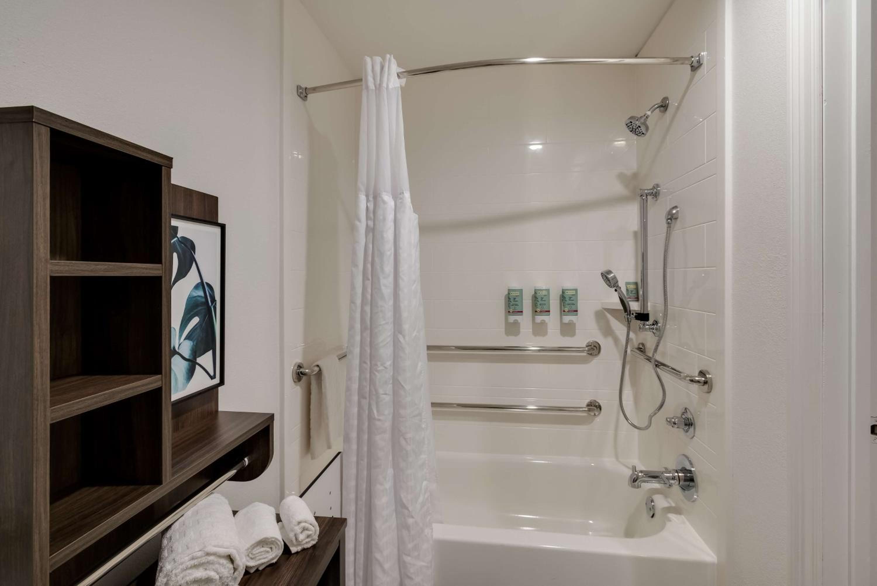 King Suite with Bath Tub and Kitchenette - Disability/Non-Smoking - Photo 3