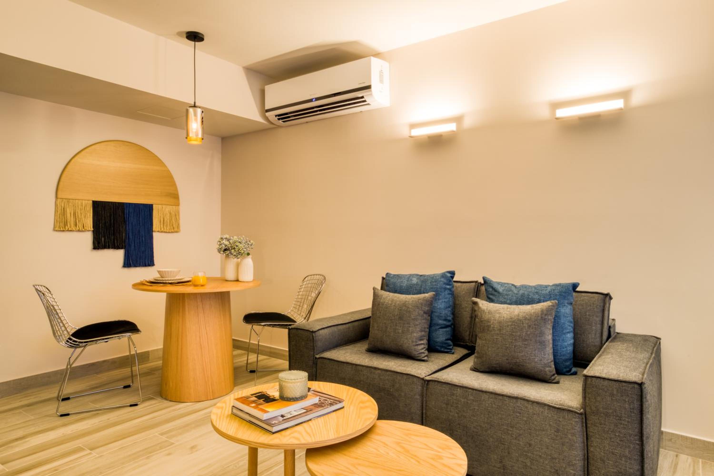 Stylish Studio with Private Patio - Photo 2