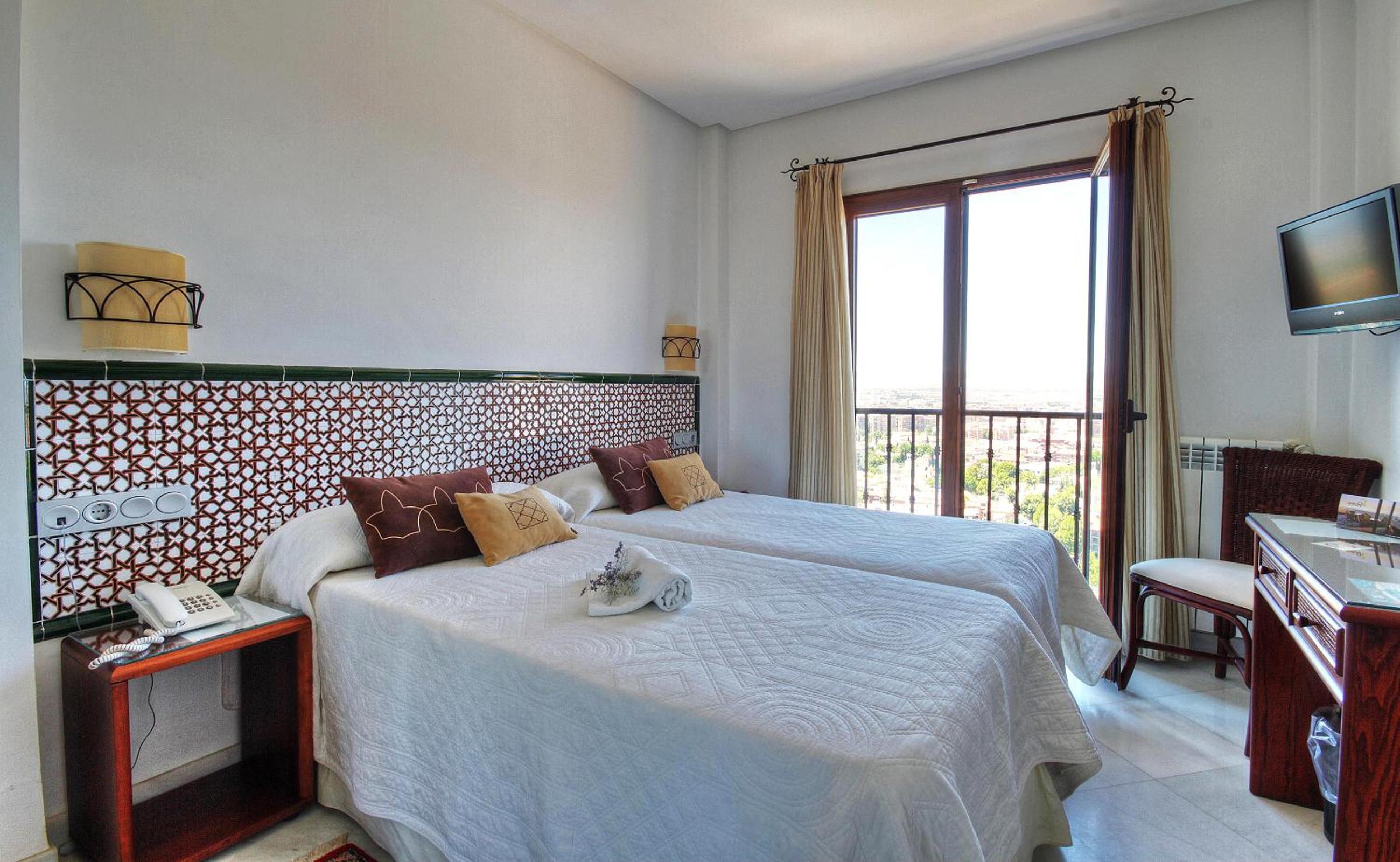 Superior Twin Room with City View - Photo 3