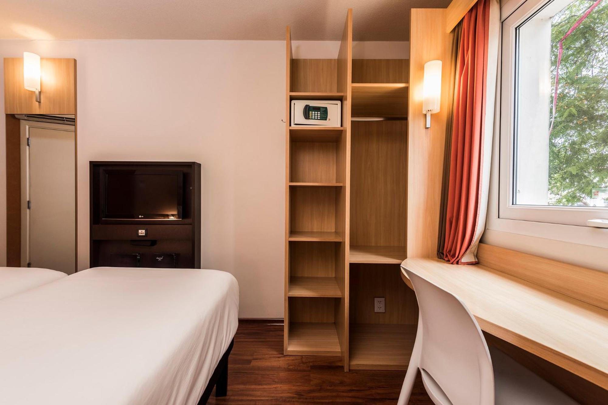 Standard Twin Room - Photo 12