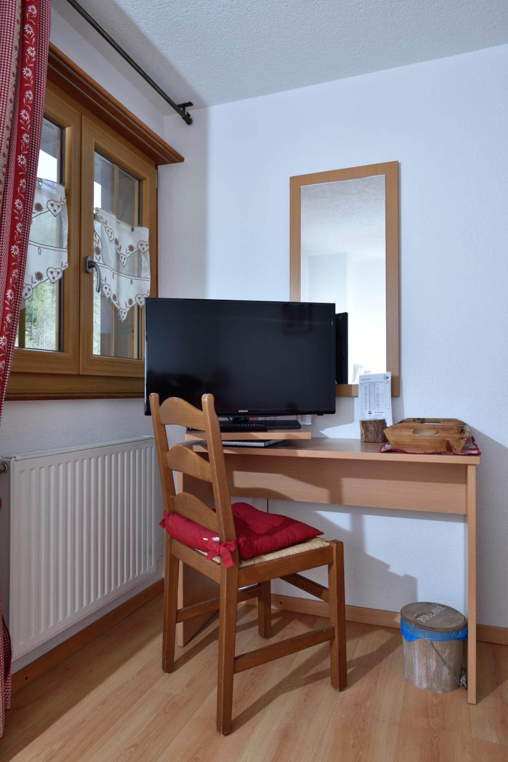 Single Room with Private Bathroom photo 2