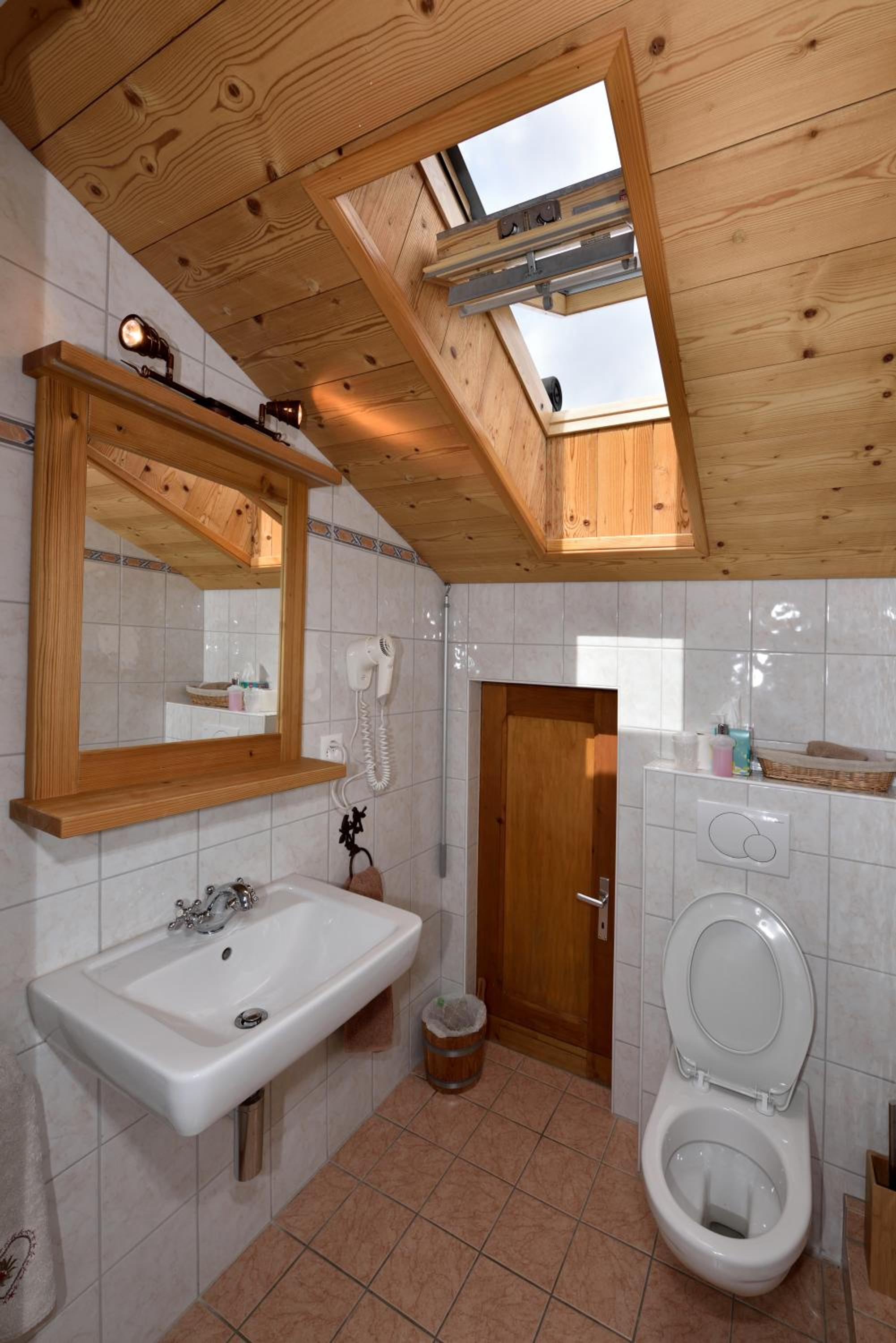 Deluxe Double Room - Photo 12
