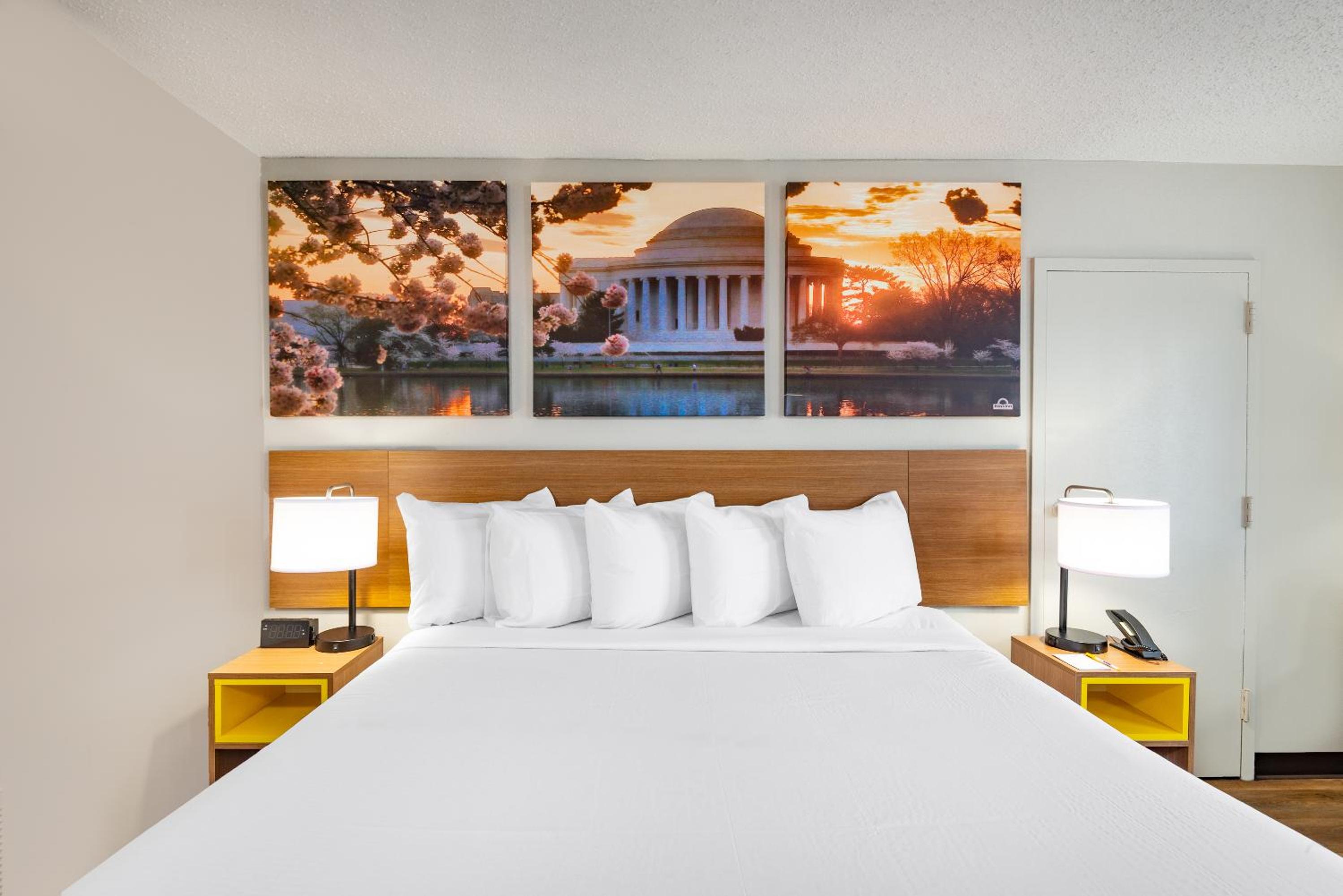 King Room - Non-Smoking - Photo 2