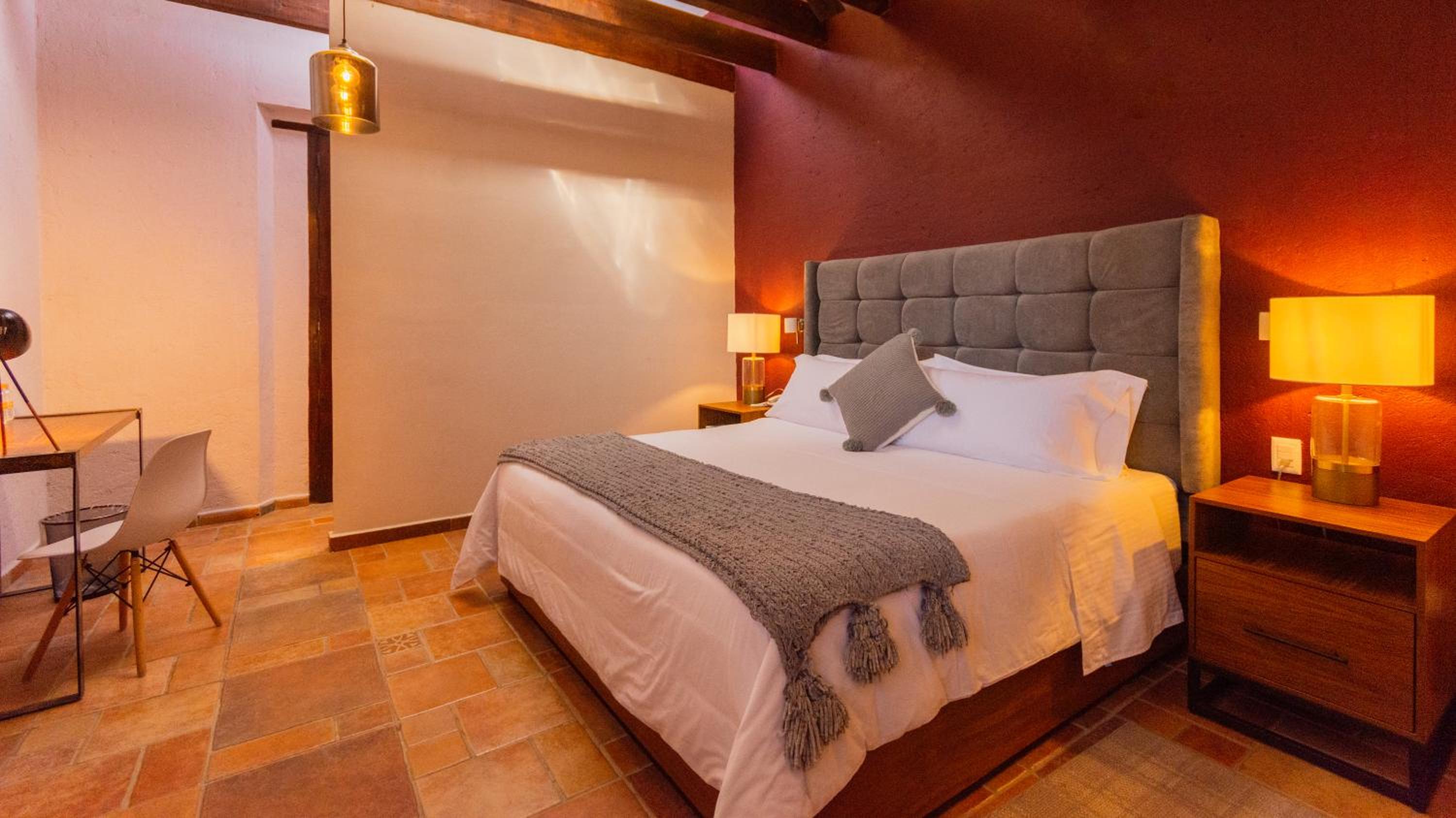 Standard King Room - Photo 32