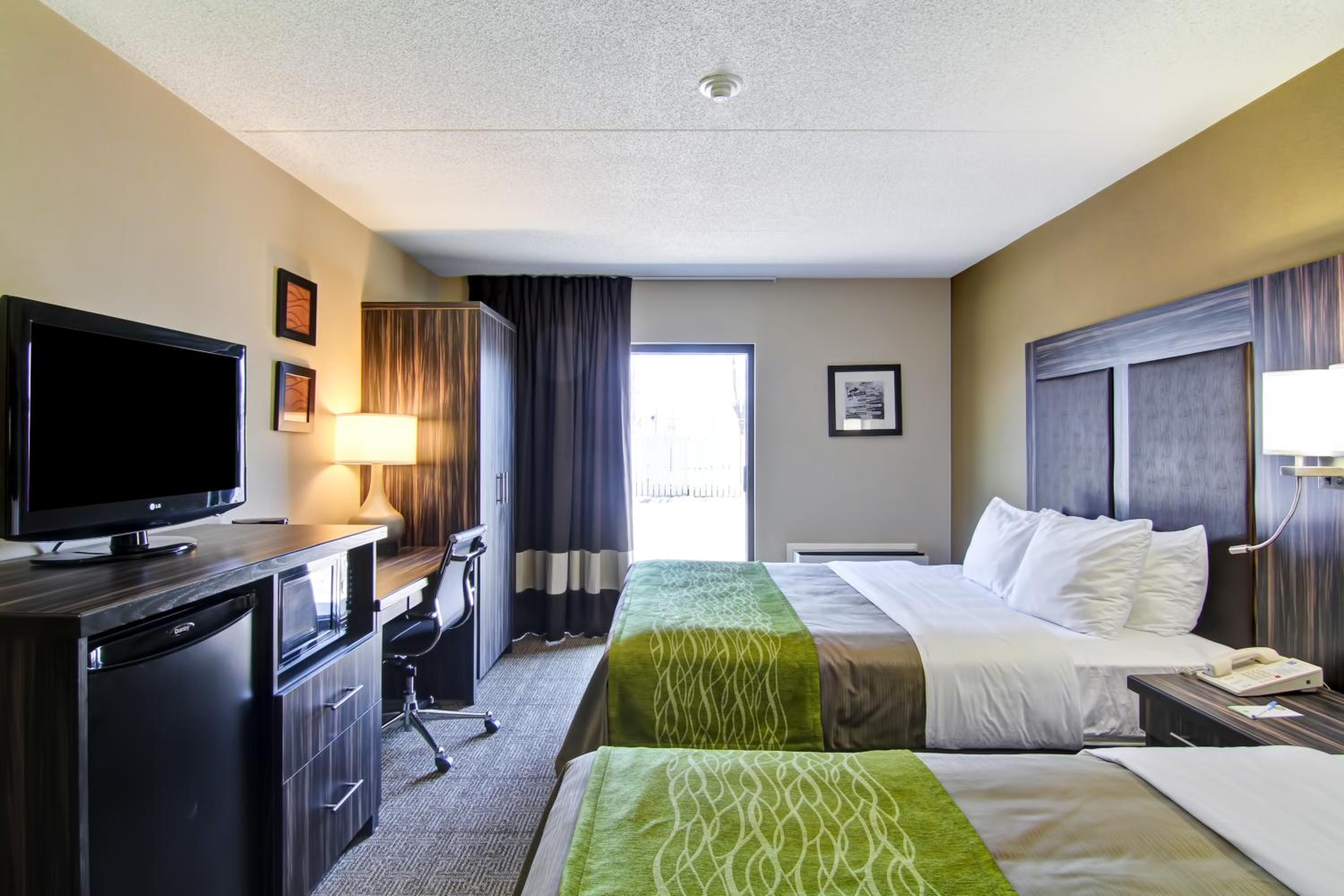 Queen Room with Two Queen Beds - Ground Floor - Non-Smoking - Pet Friendly - Photo 6