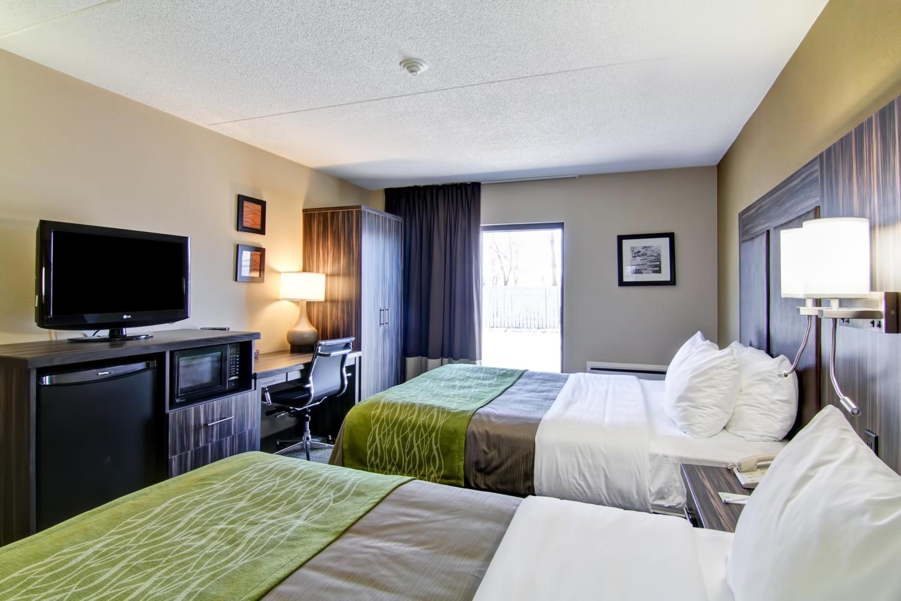 Queen Room with Two Queen Beds - Ground Floor - Non-Smoking - Pet Friendly - Photo 5