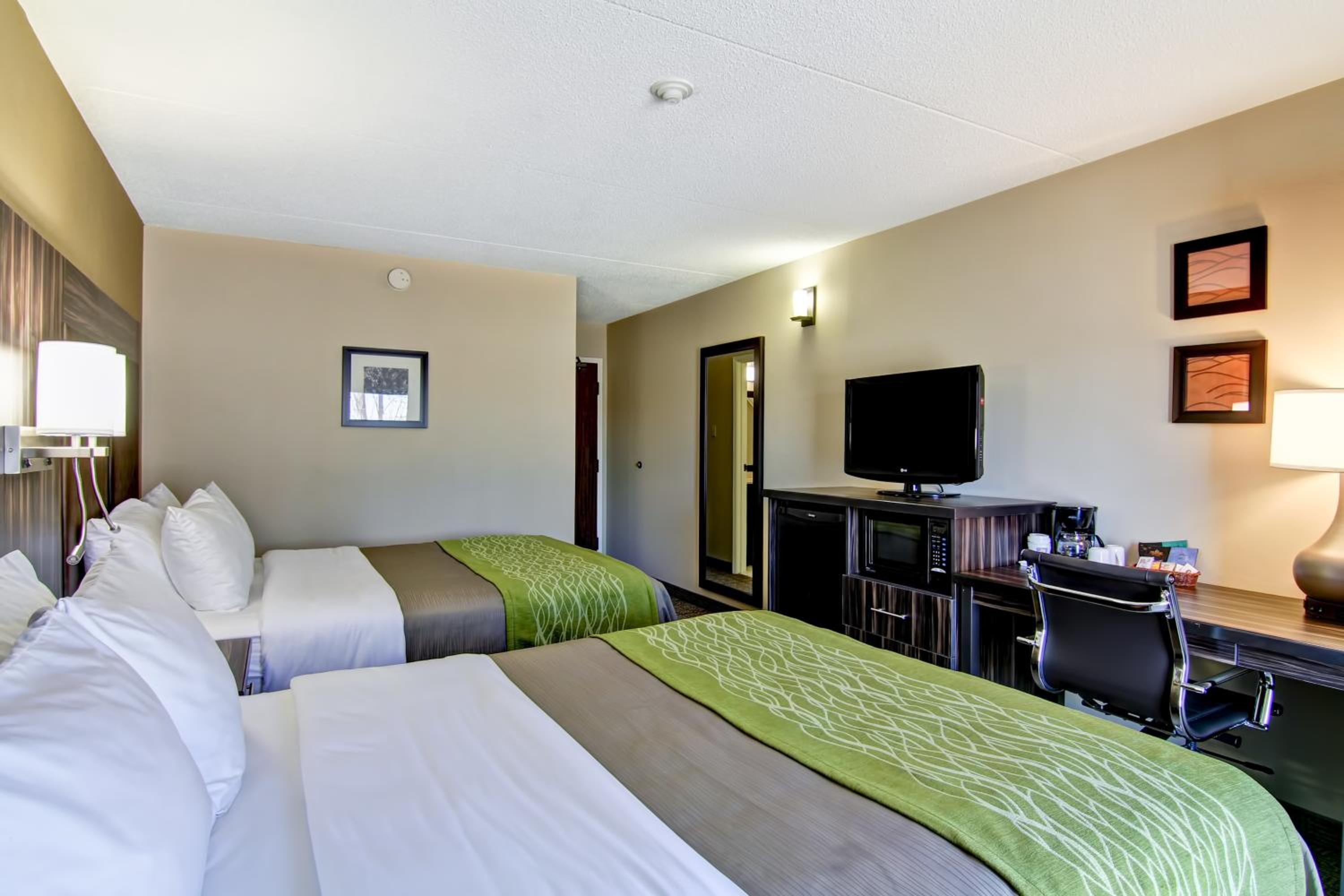 Queen Room with Two Queen Beds - Ground Floor - Non-Smoking - Pet Friendly - Photo 4