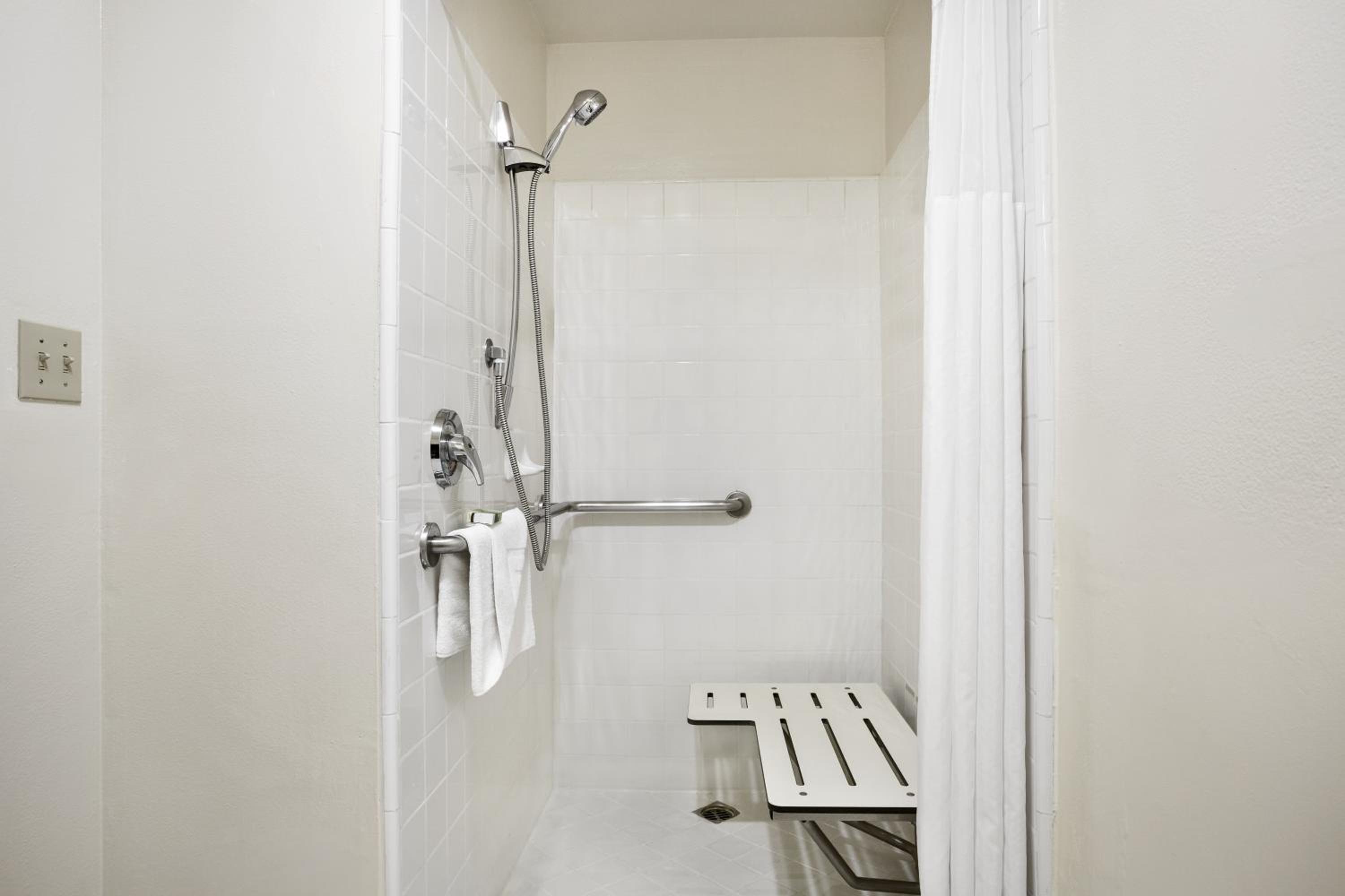 Queen Room with Roll-in Shower - Disability Access - Non-smoking