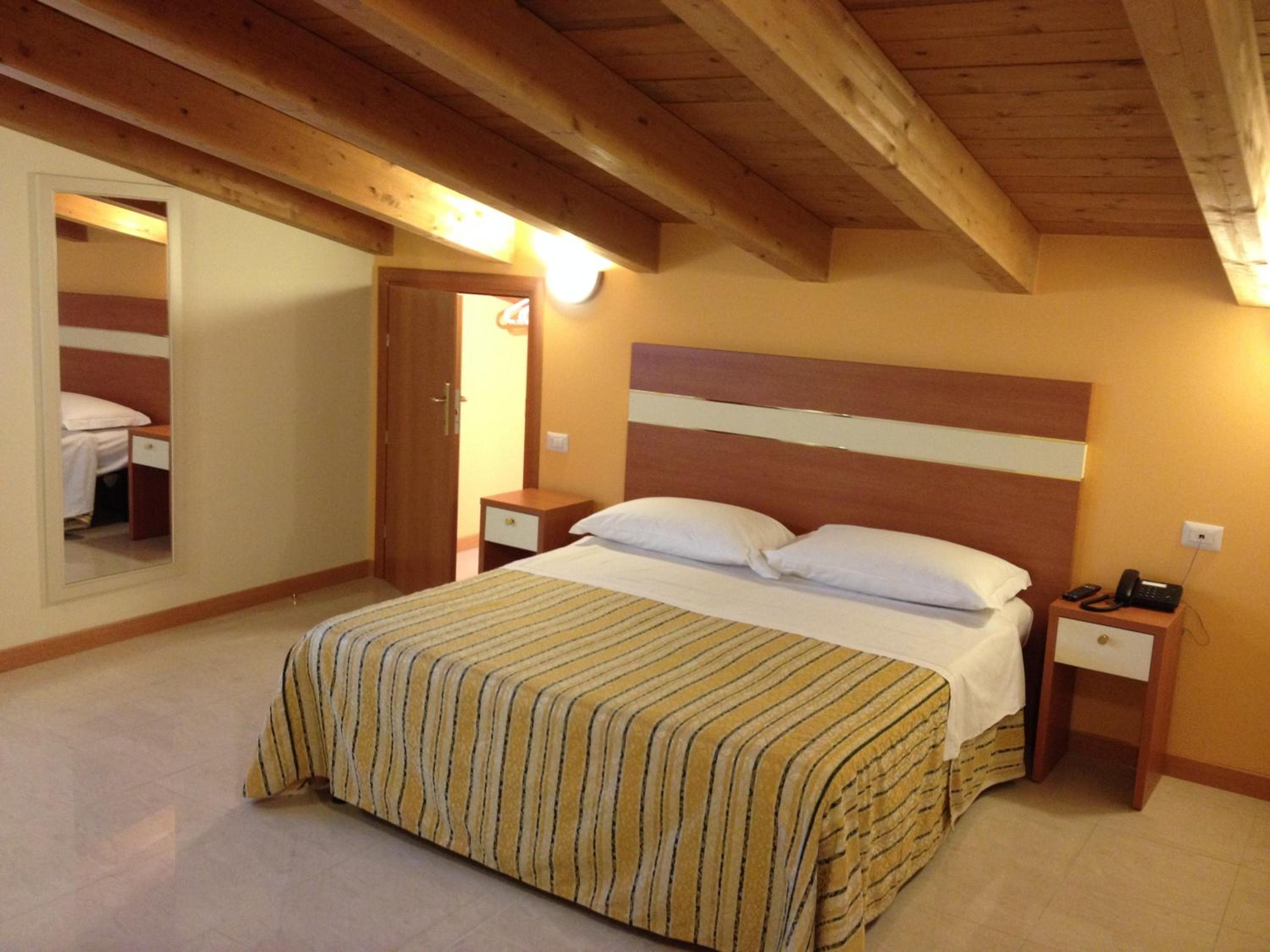 Classic Double or Twin Room - Mezzanine floor photo 2
