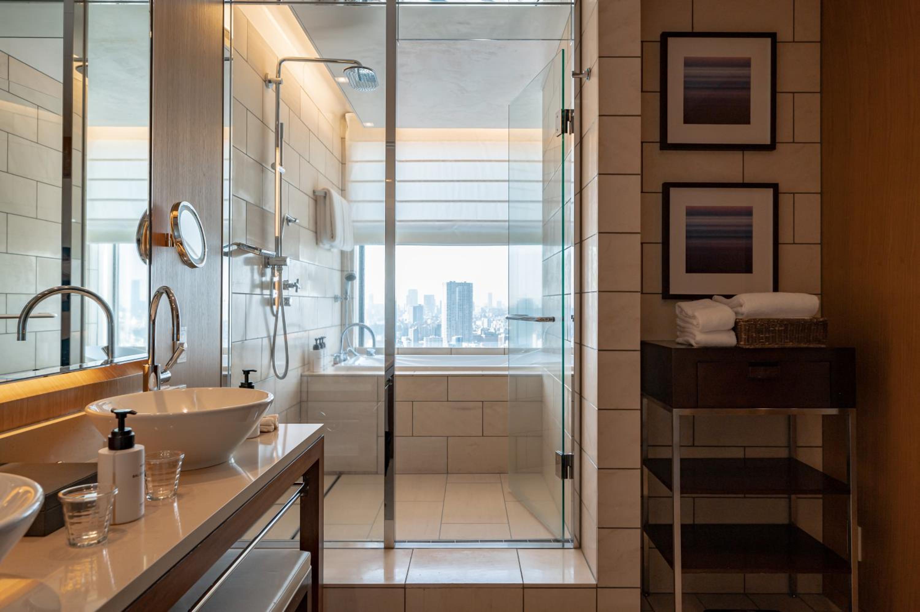 One-Bedroom Twin Suite with Two Twin Beds - Club Lounge Access