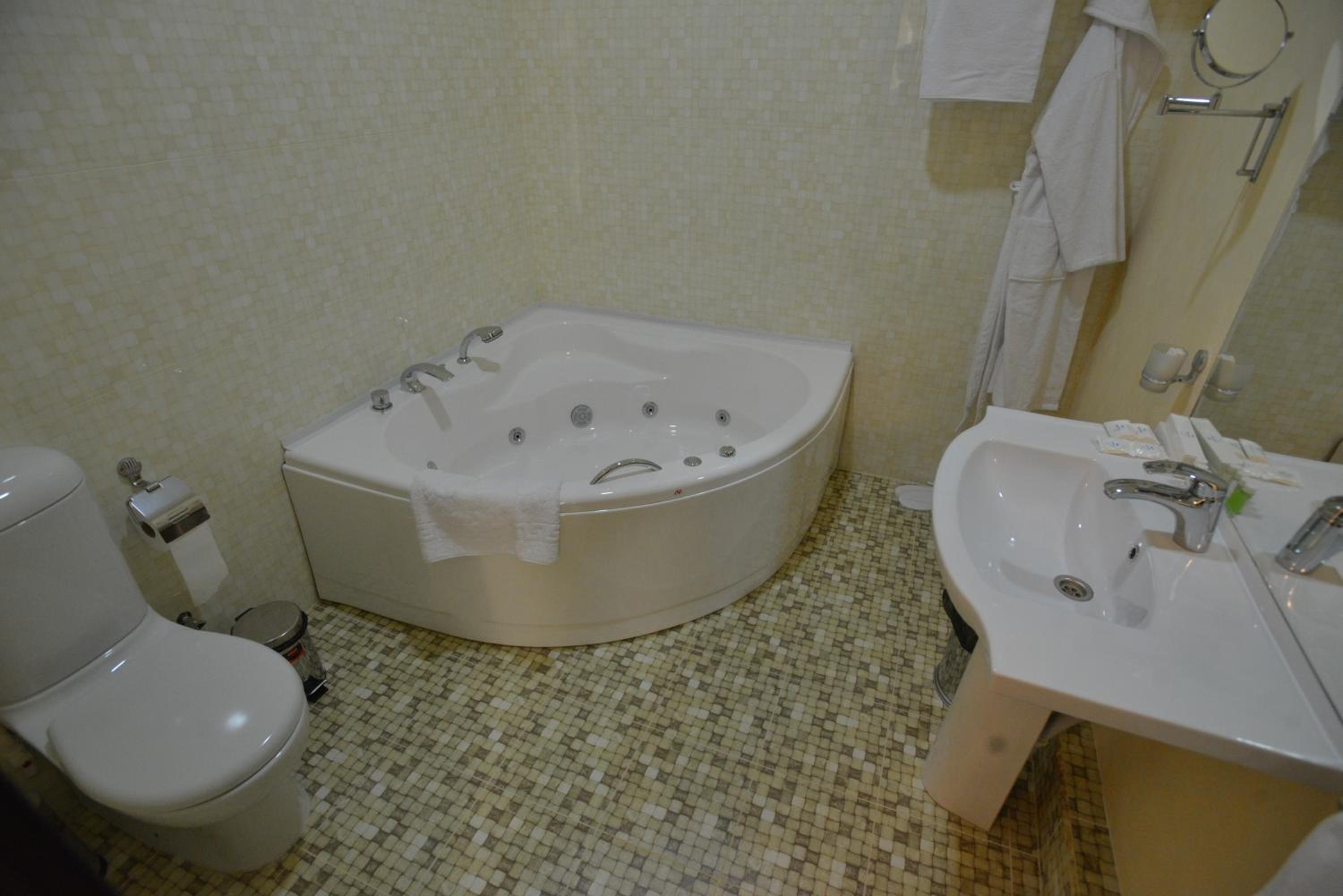 Suite with Spa Bath photo 3