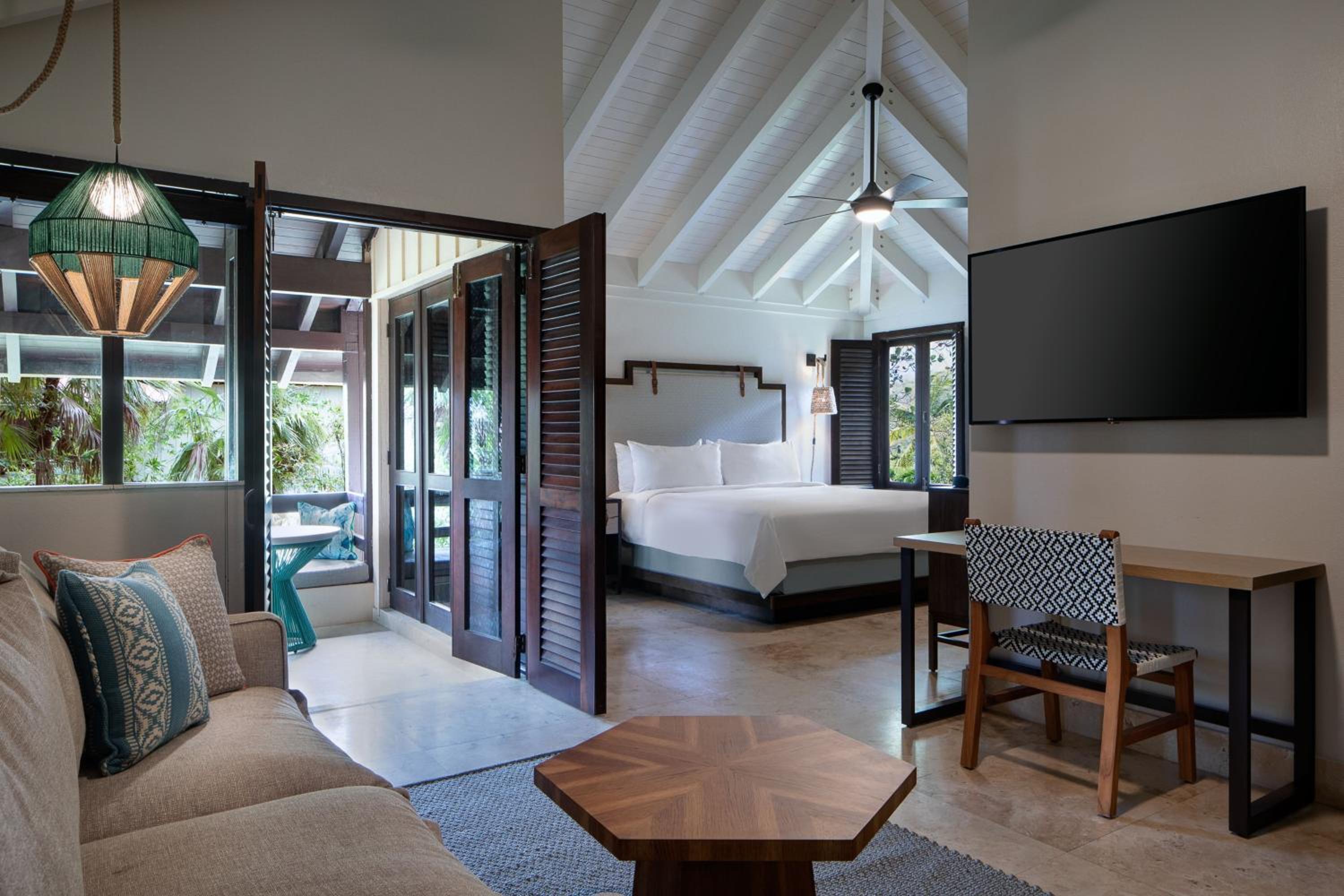 Junior King Suite with Sofa Bed and Partial Ocean View photo 2