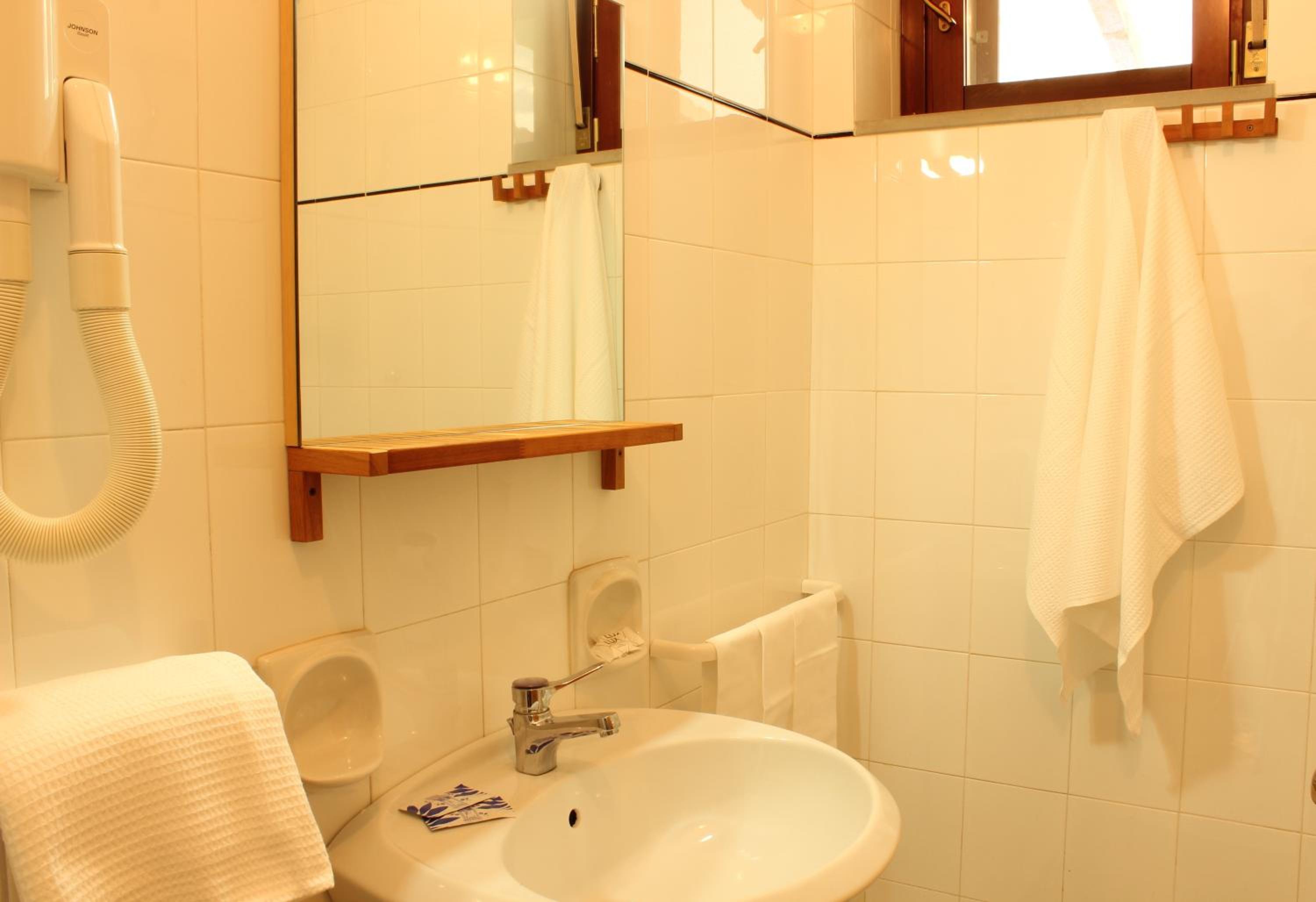 Double or Twin Room with Garden View - Photo 3