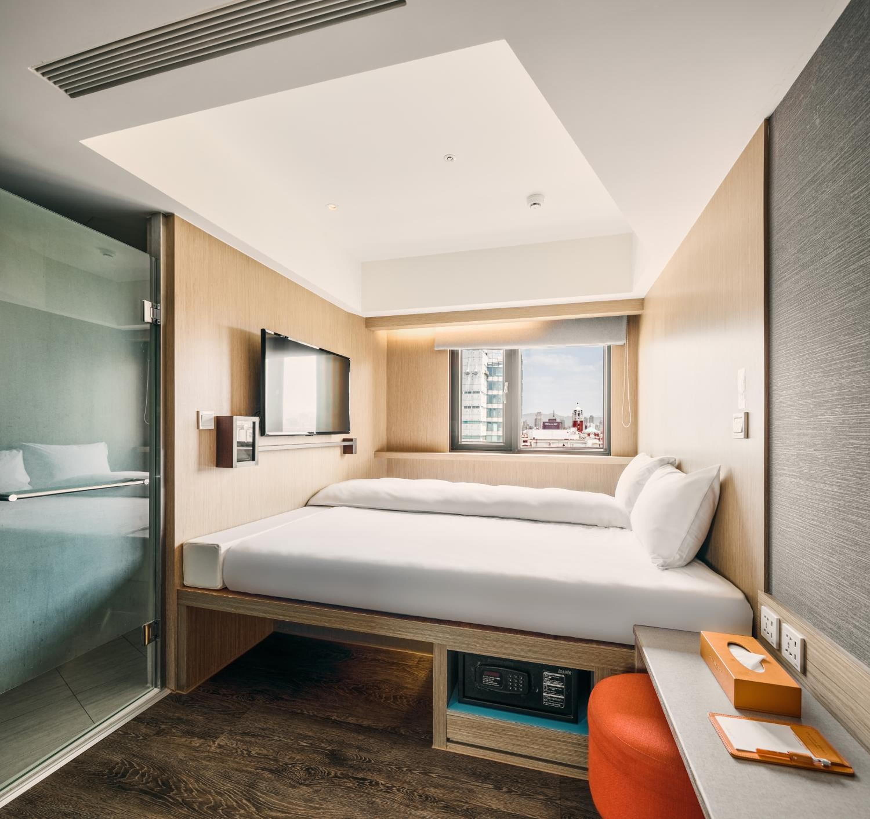 Available room thumbnail 5