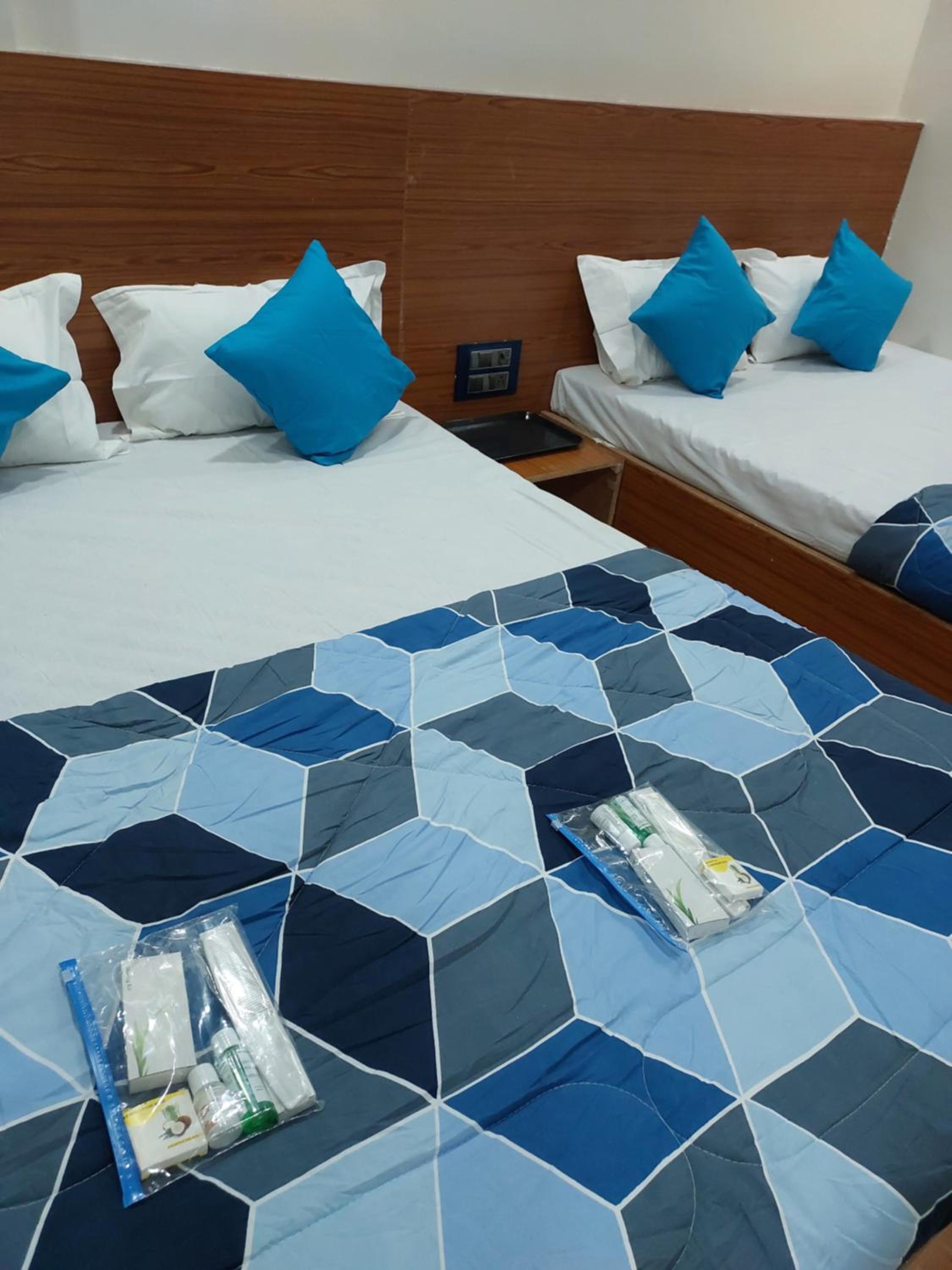 Economy Quadruple Room - Photo 23