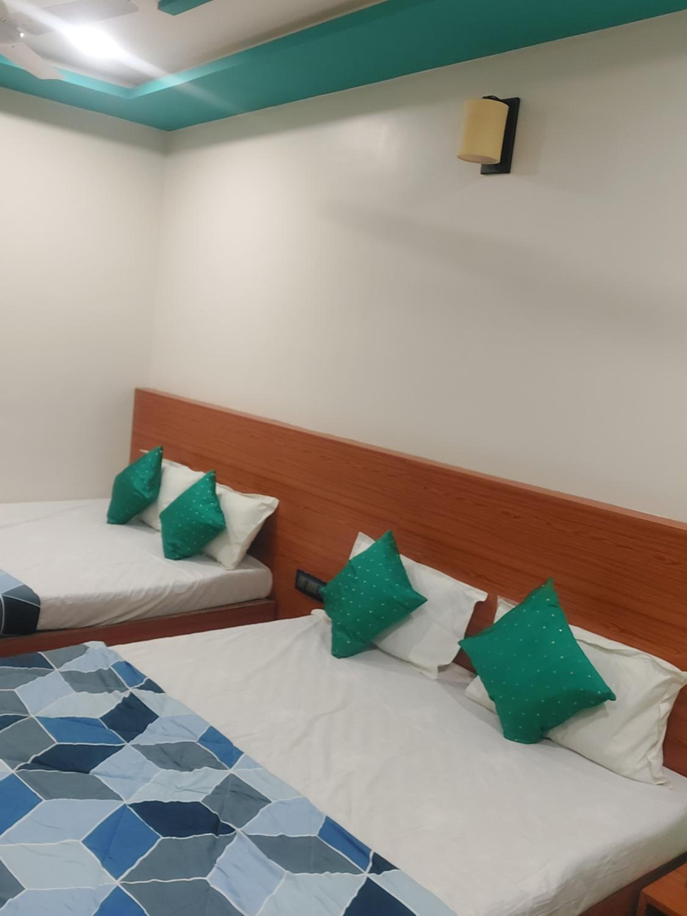 Economy Quadruple Room - Photo 24