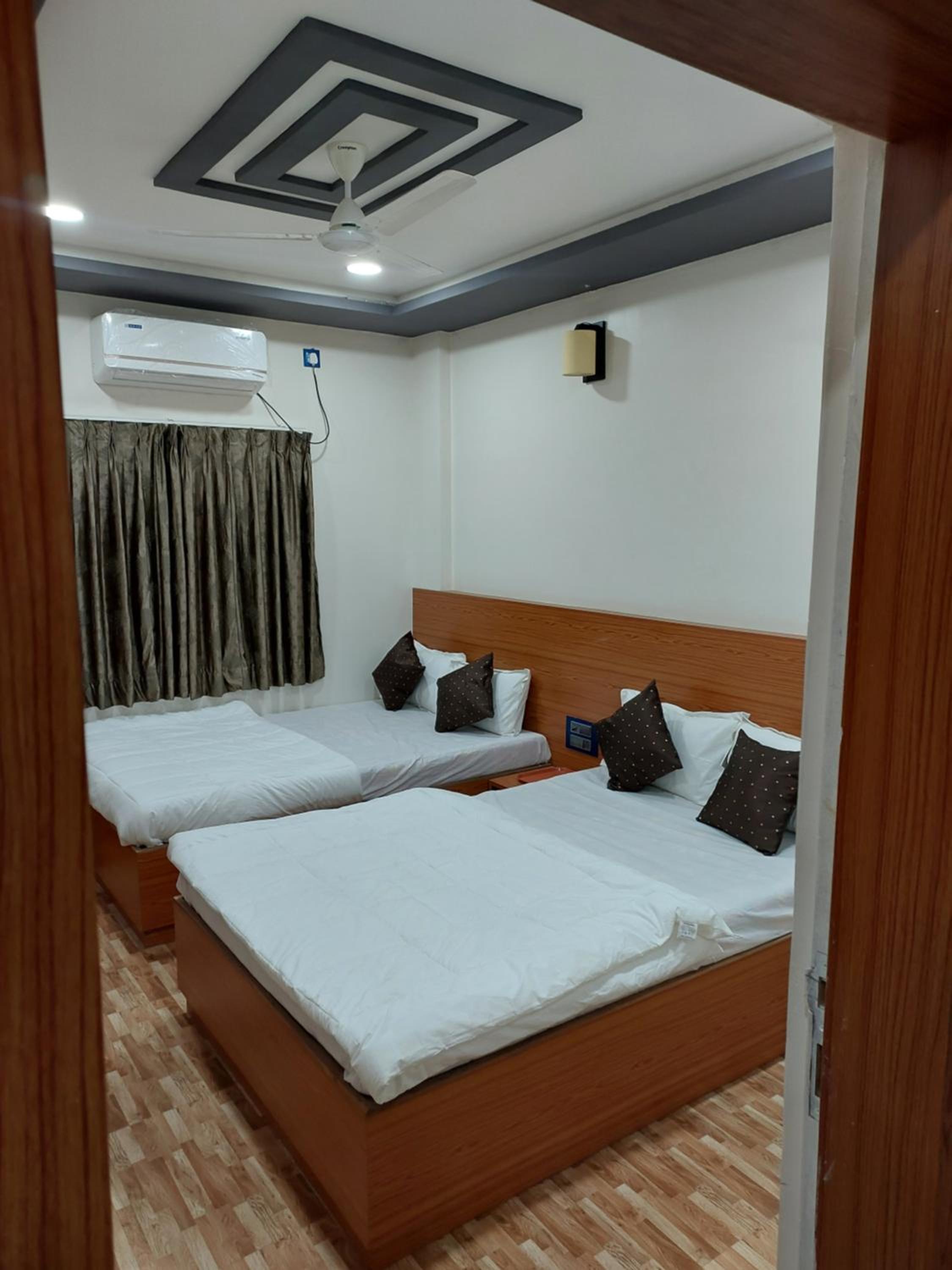 Economy Quadruple Room - Photo 26