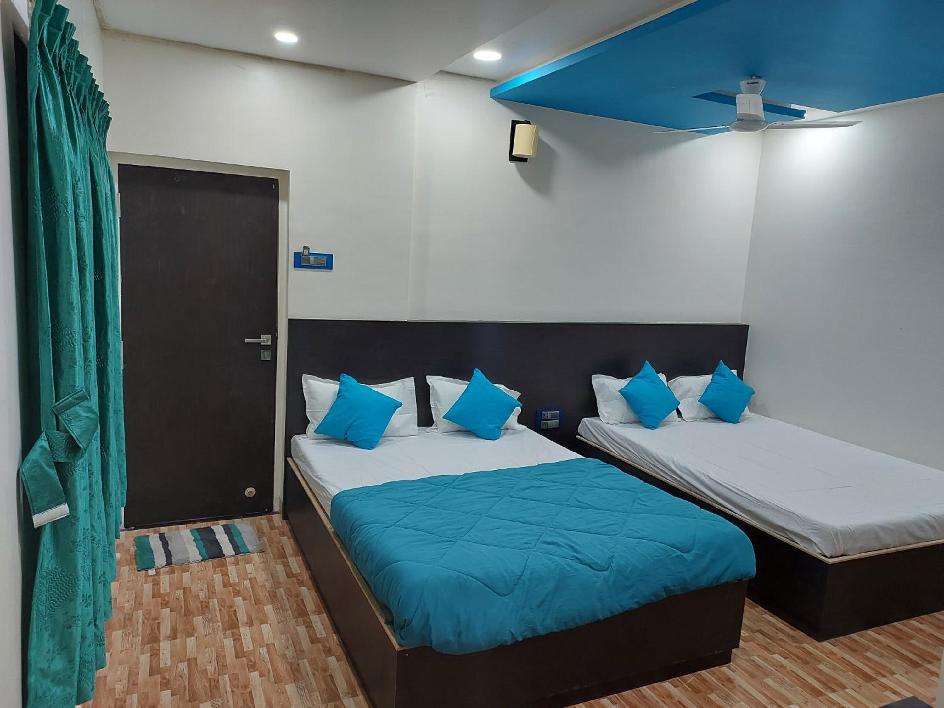 Economy Quadruple Room - Photo 32