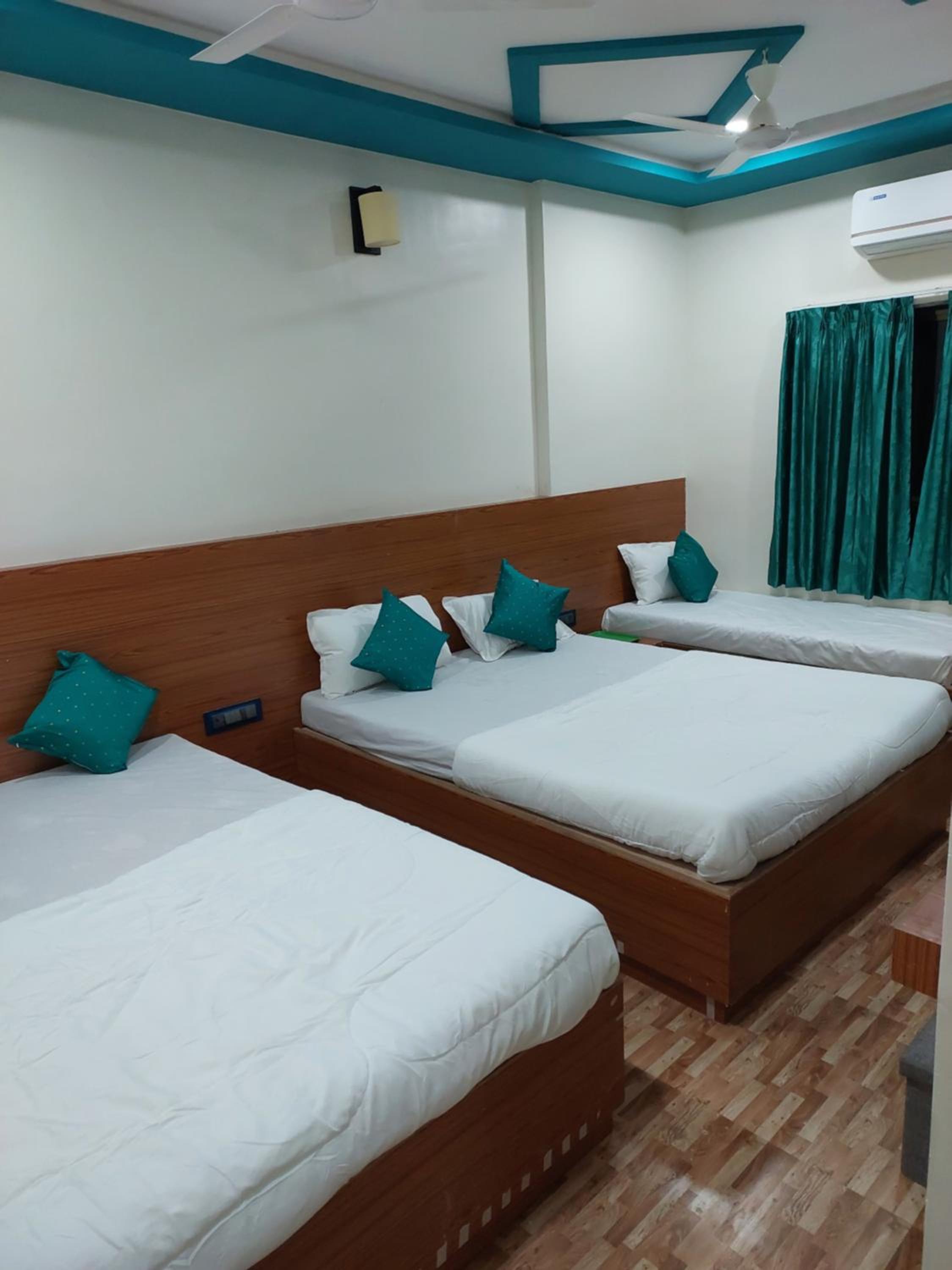Economy Quadruple Room - Photo 37