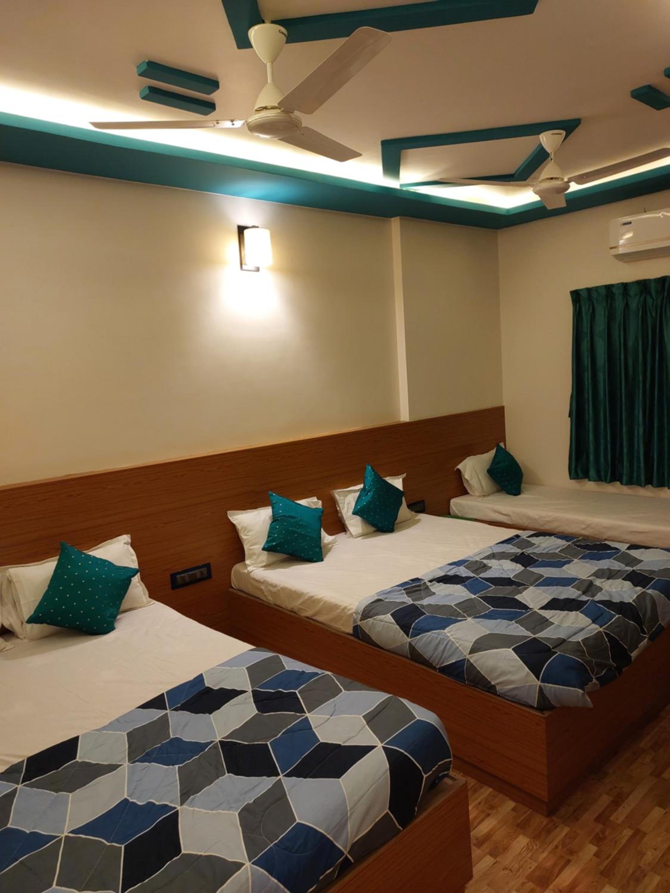 Economy Quadruple Room - Photo 59