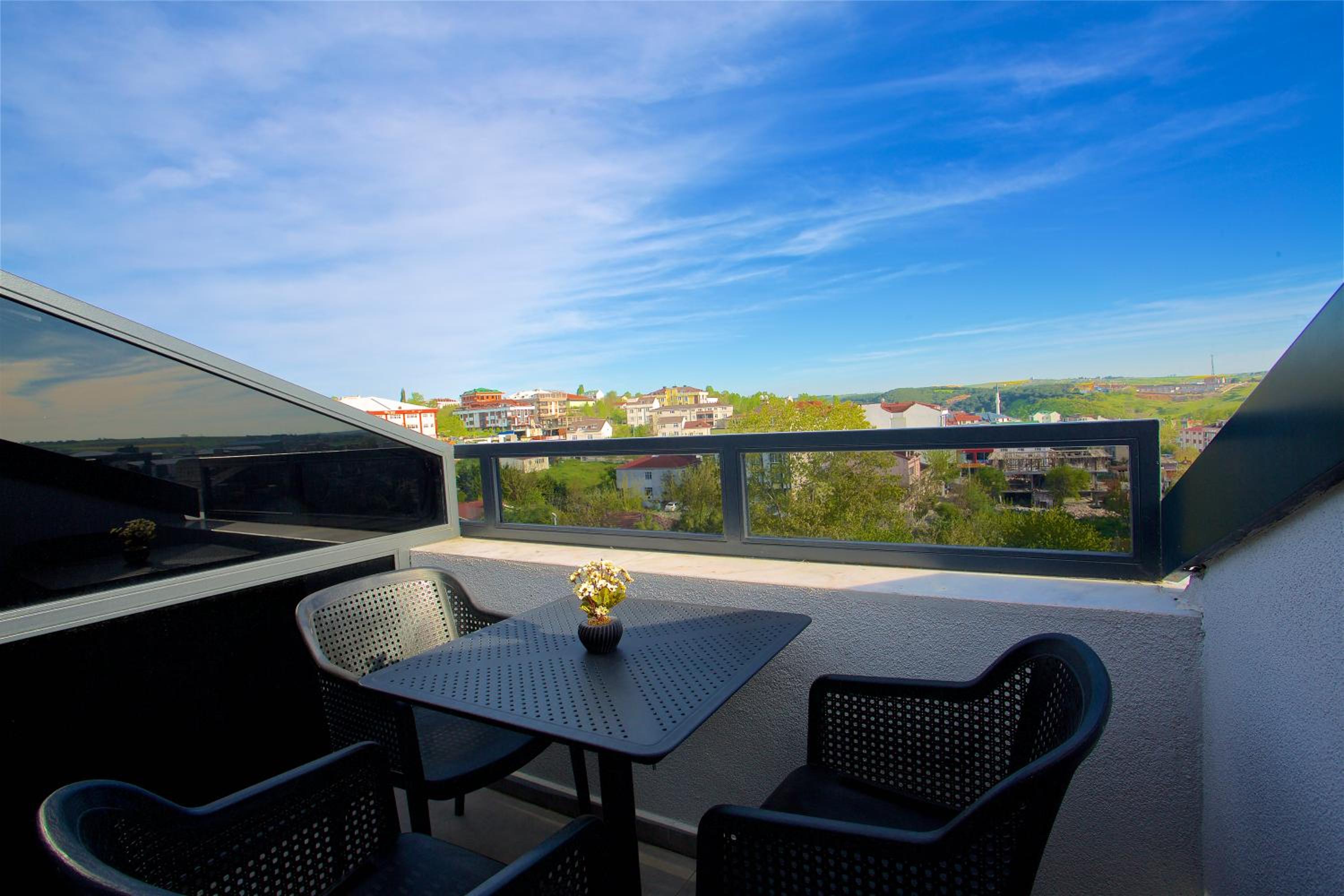 Deluxe King Room with Balcony photo 3