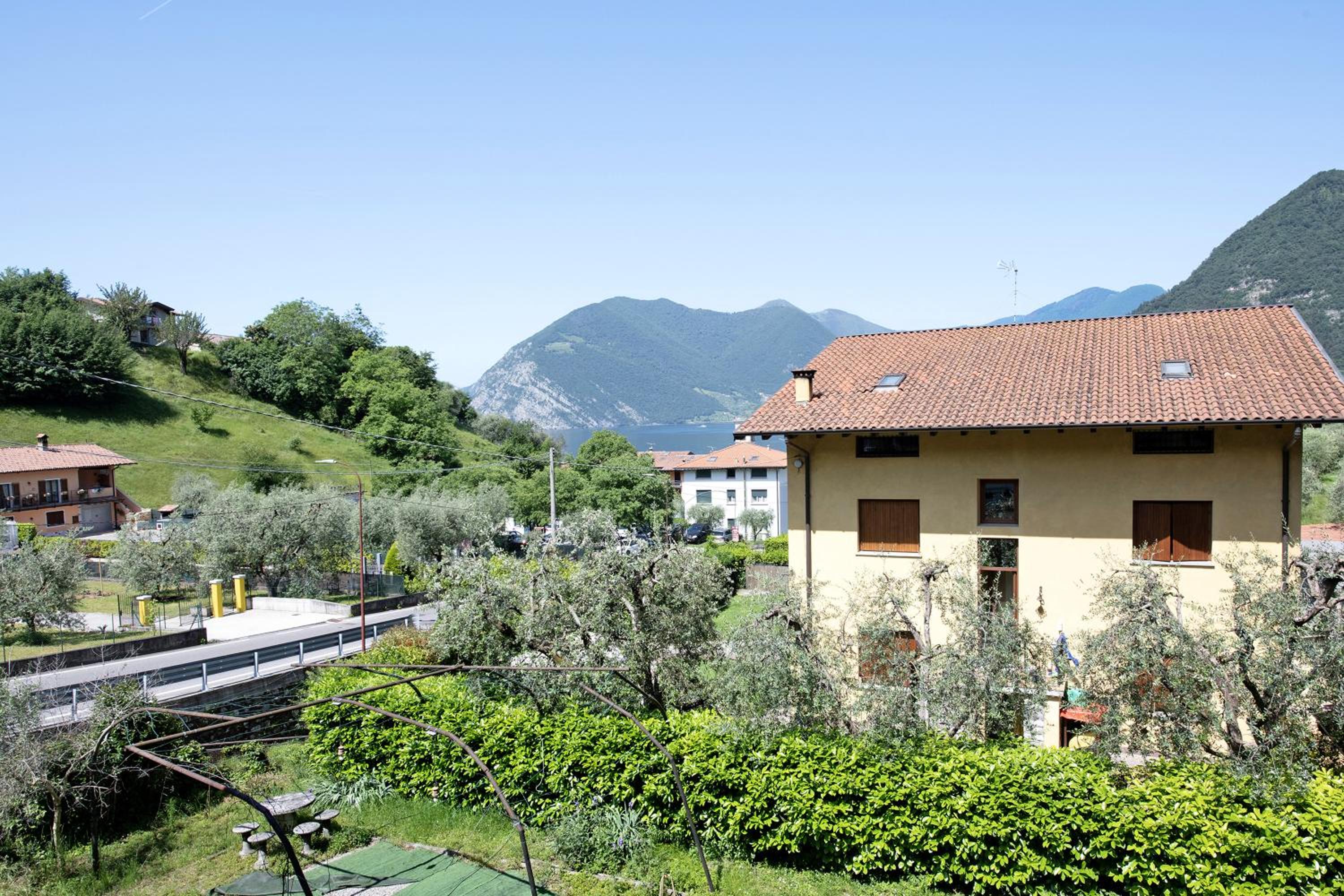 One-Bedroom Apartment with Garden photo 3