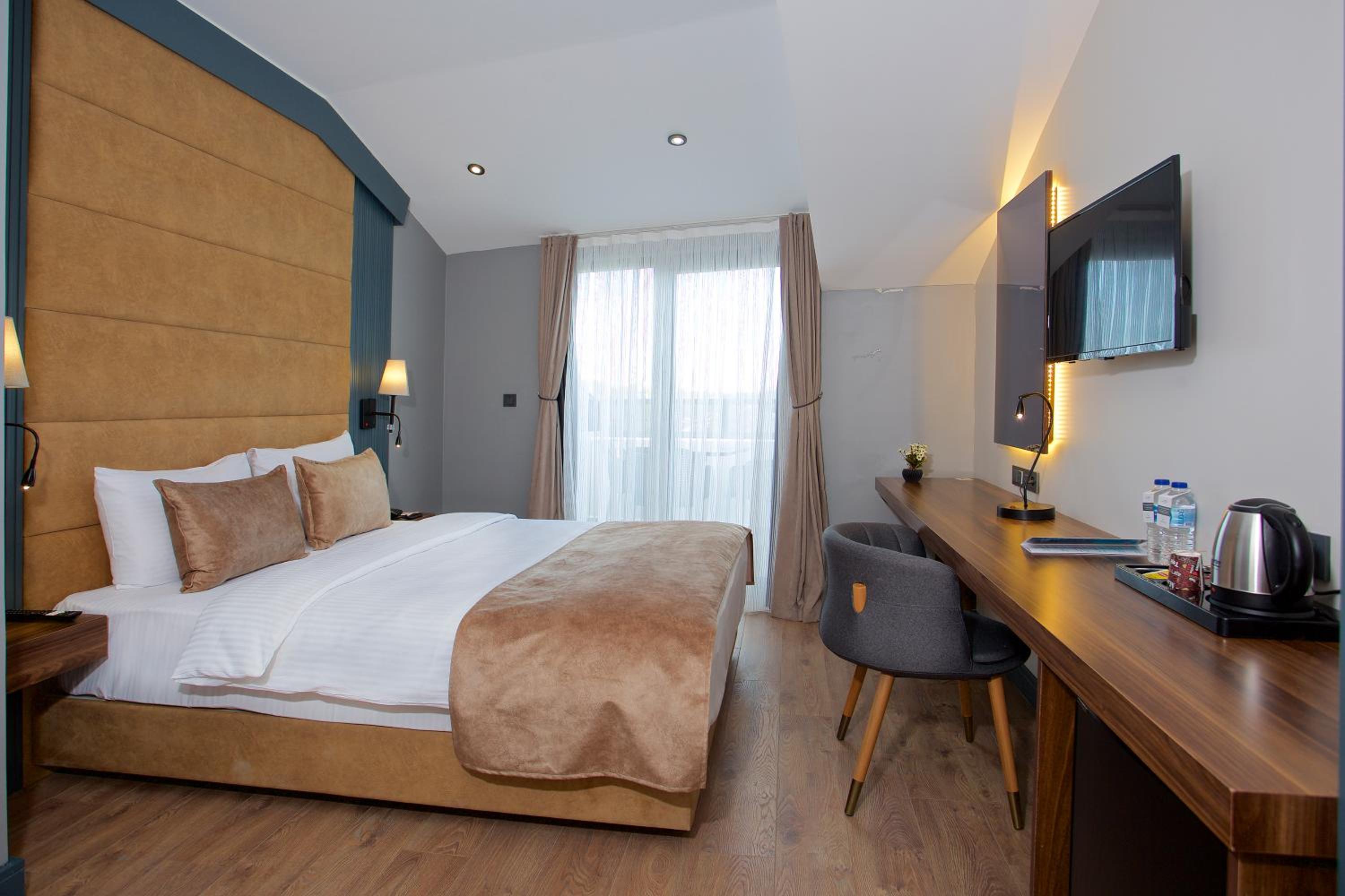 Deluxe Triple Room with Balcony photo 2