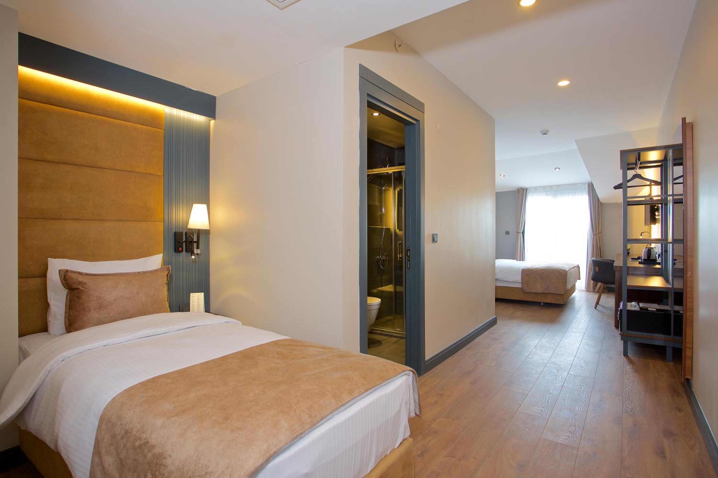 Deluxe Triple Room with Balcony photo 1