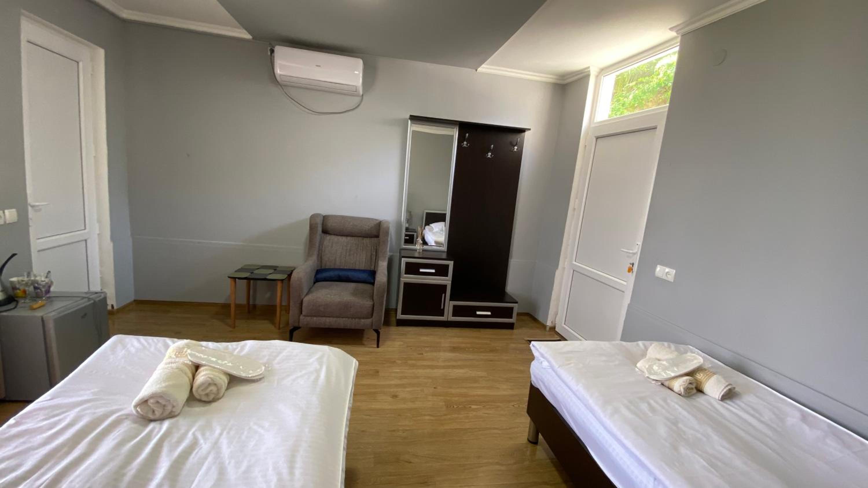 Budget Twin Room - Photo 9