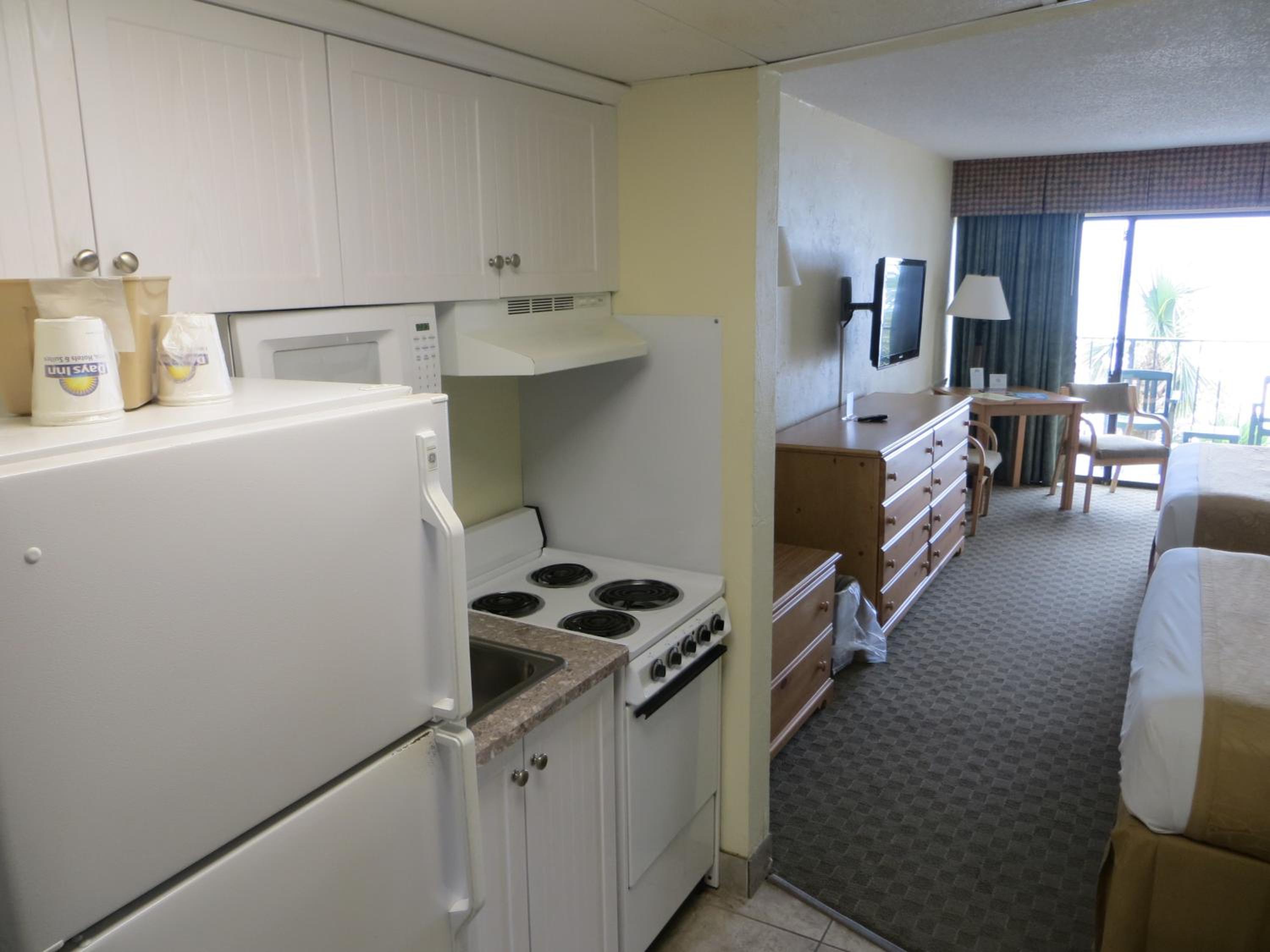 Efficiency Queen Room with Two Queen Beds - Oceanfront/Non-Smoking - Photo 6