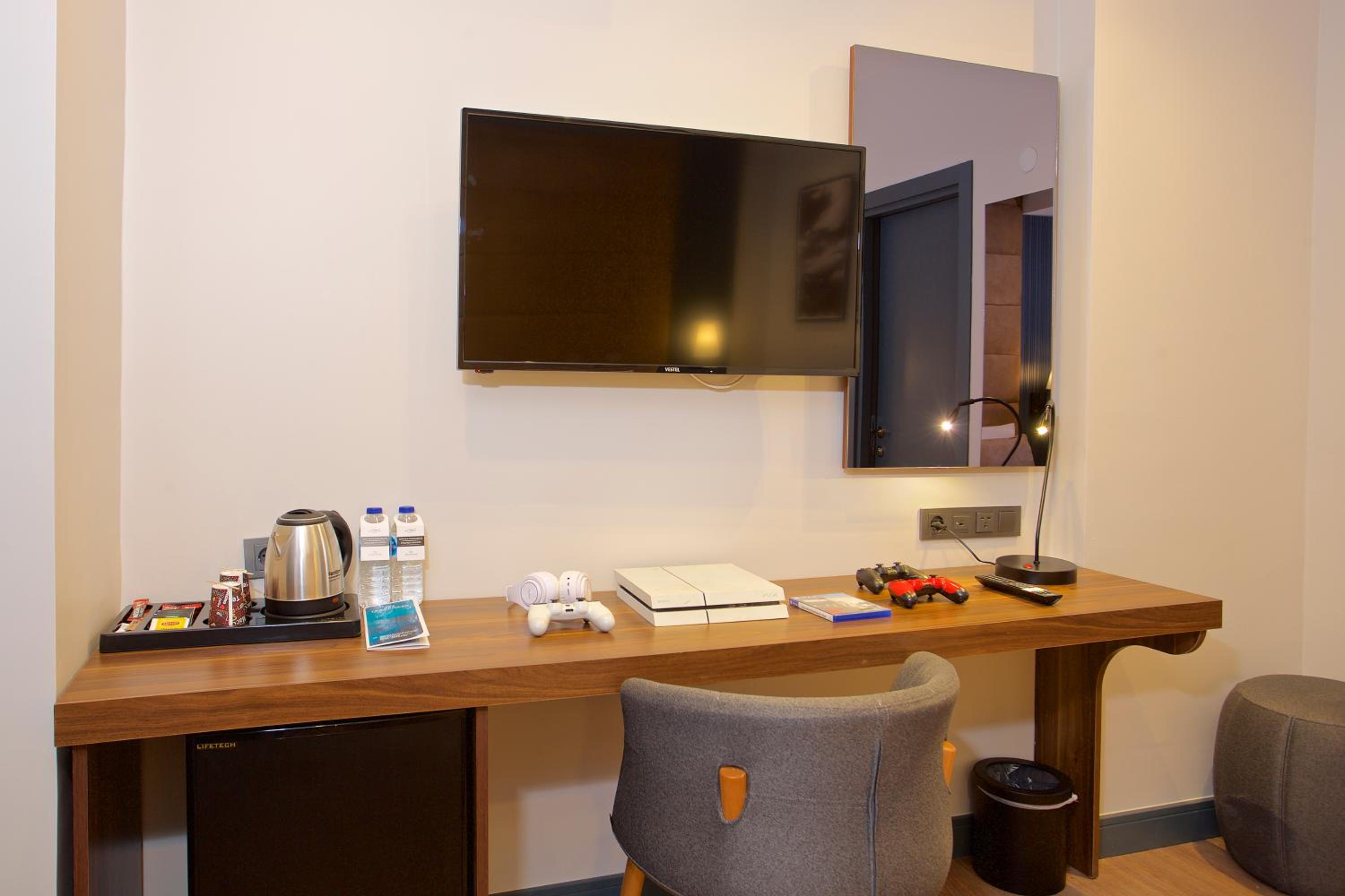 Economy Queen Room photo 2