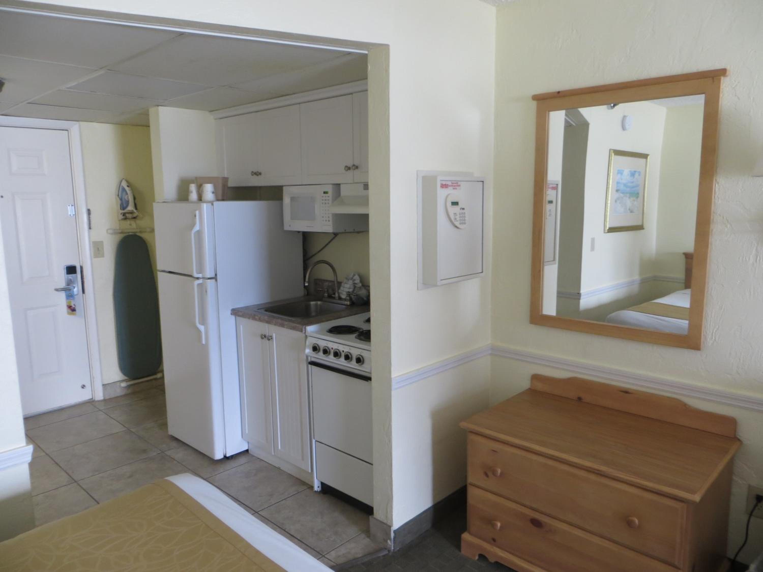 Efficiency King Room with Oceanfront - Non-Smoking - Photo 4