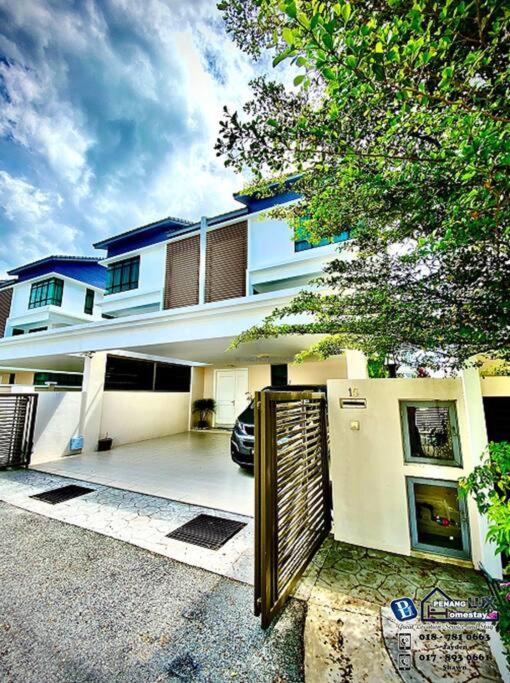 Five-Bedroom House photo 1