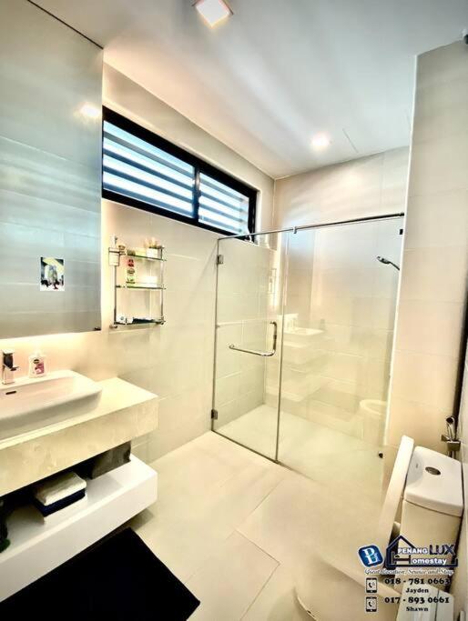 Five-Bedroom House photo 2