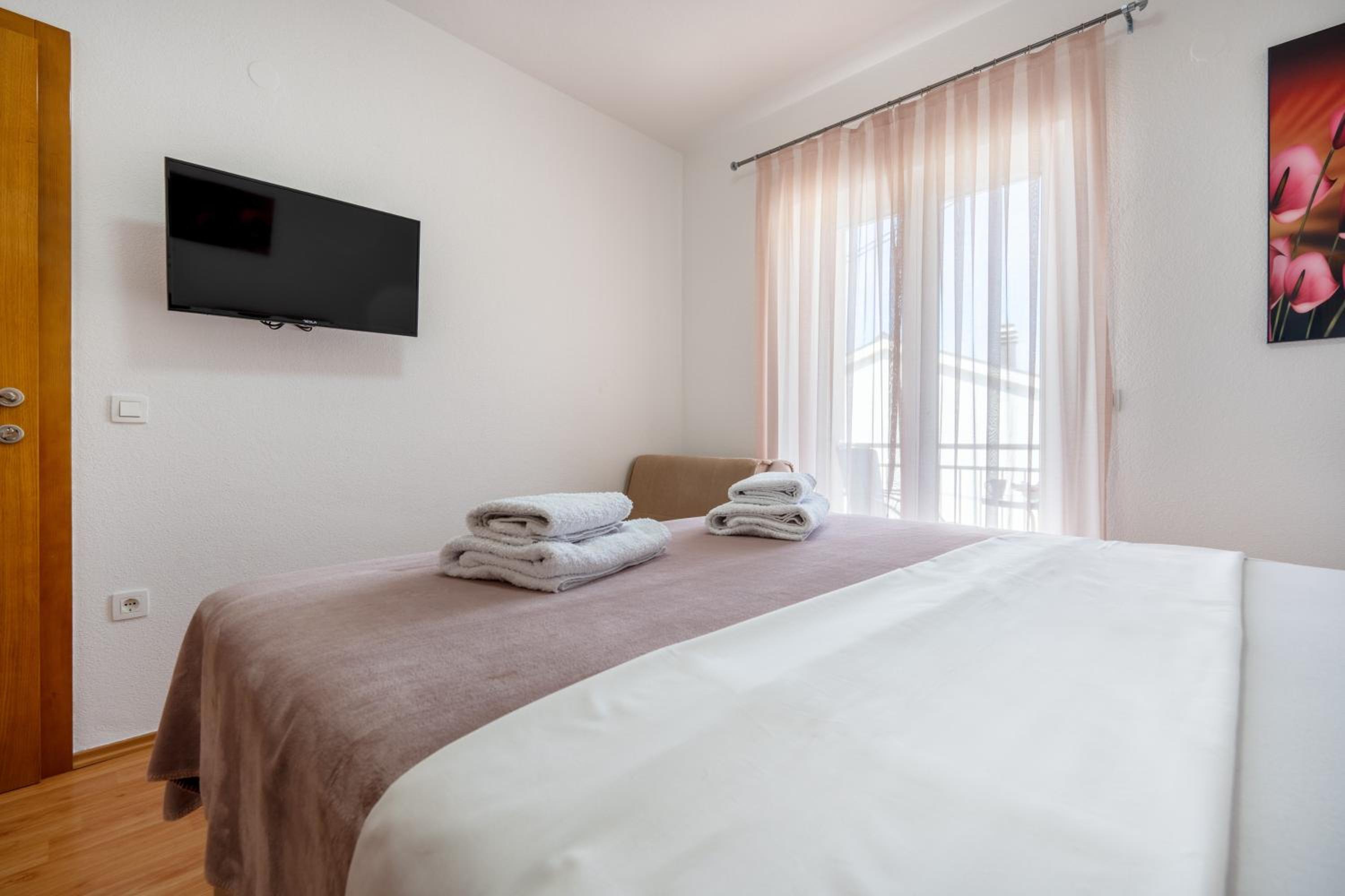 Deluxe Double Room (2 Adults + 1 Child)