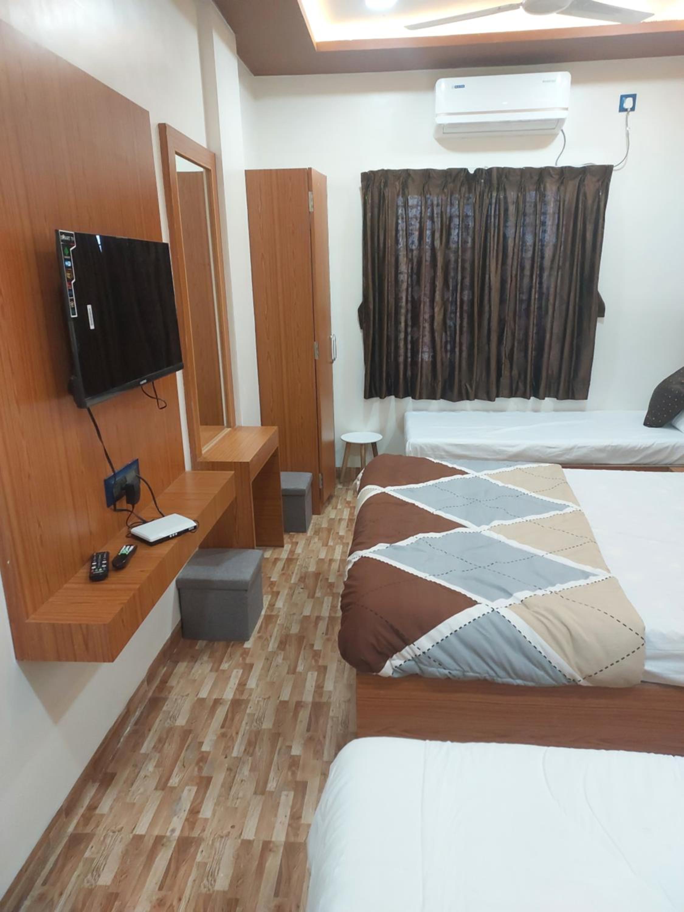 Deluxe Family Suite - Photo 18