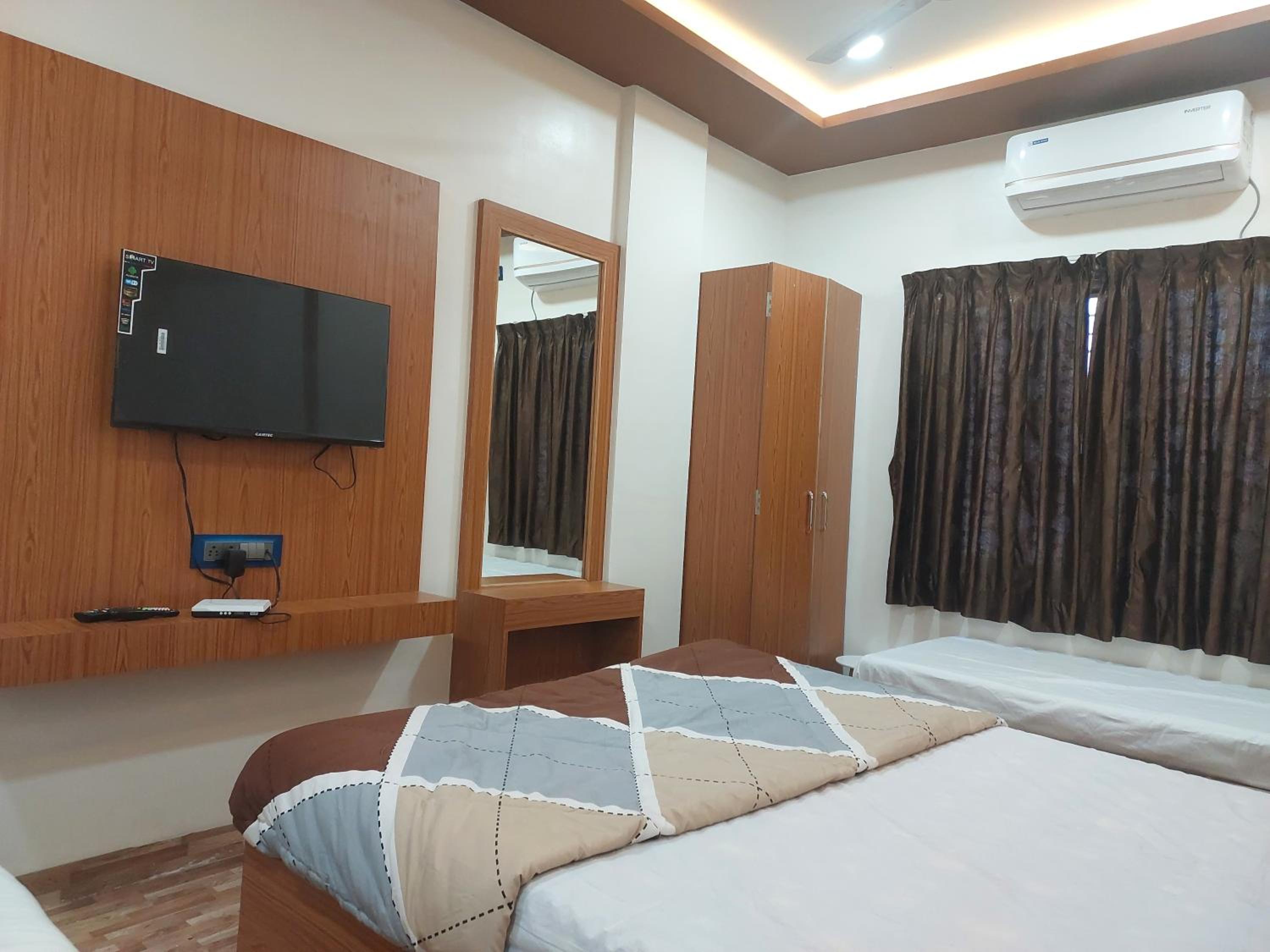 Deluxe Family Suite - Photo 17